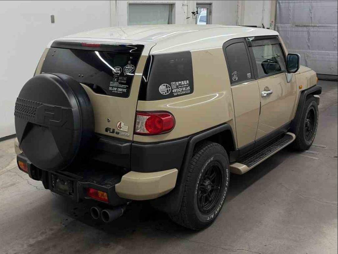 Toyota FJ Cruiser view 2