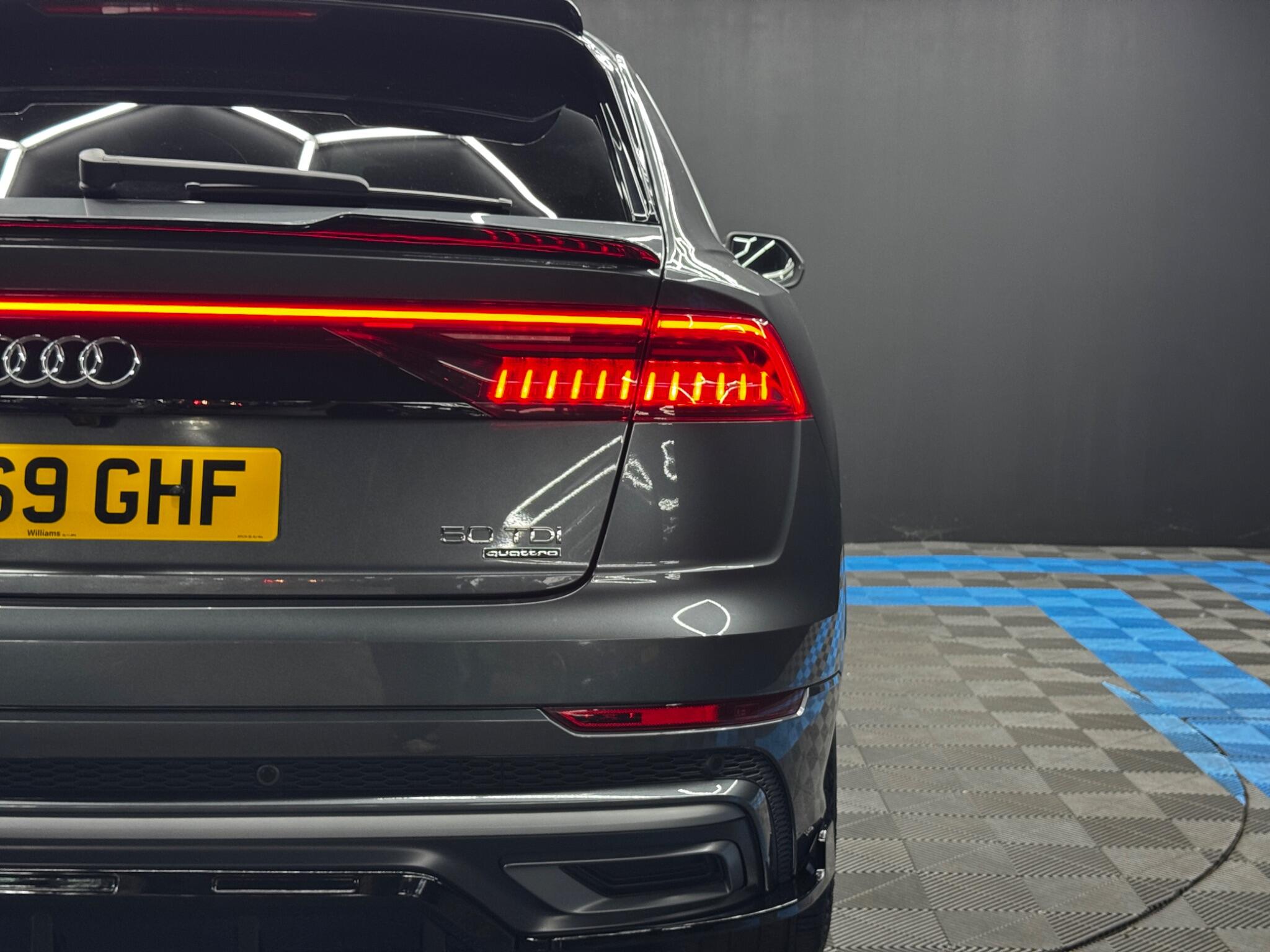 Audi Q8 view 49