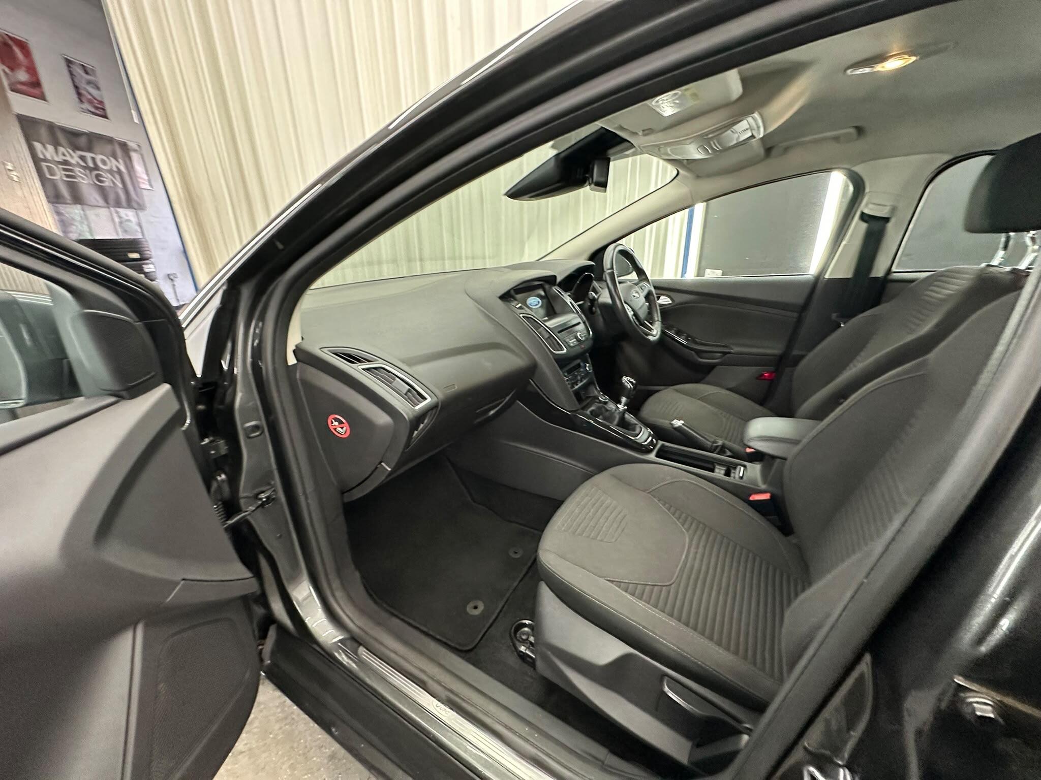 Ford Focus view 26