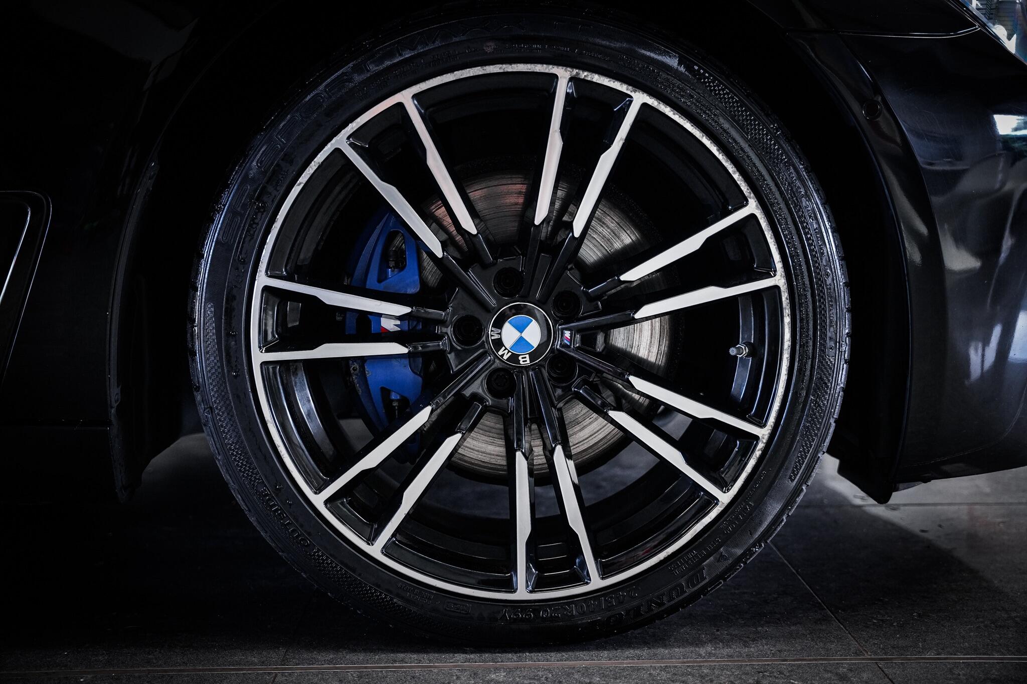 BMW 7 Series view 27