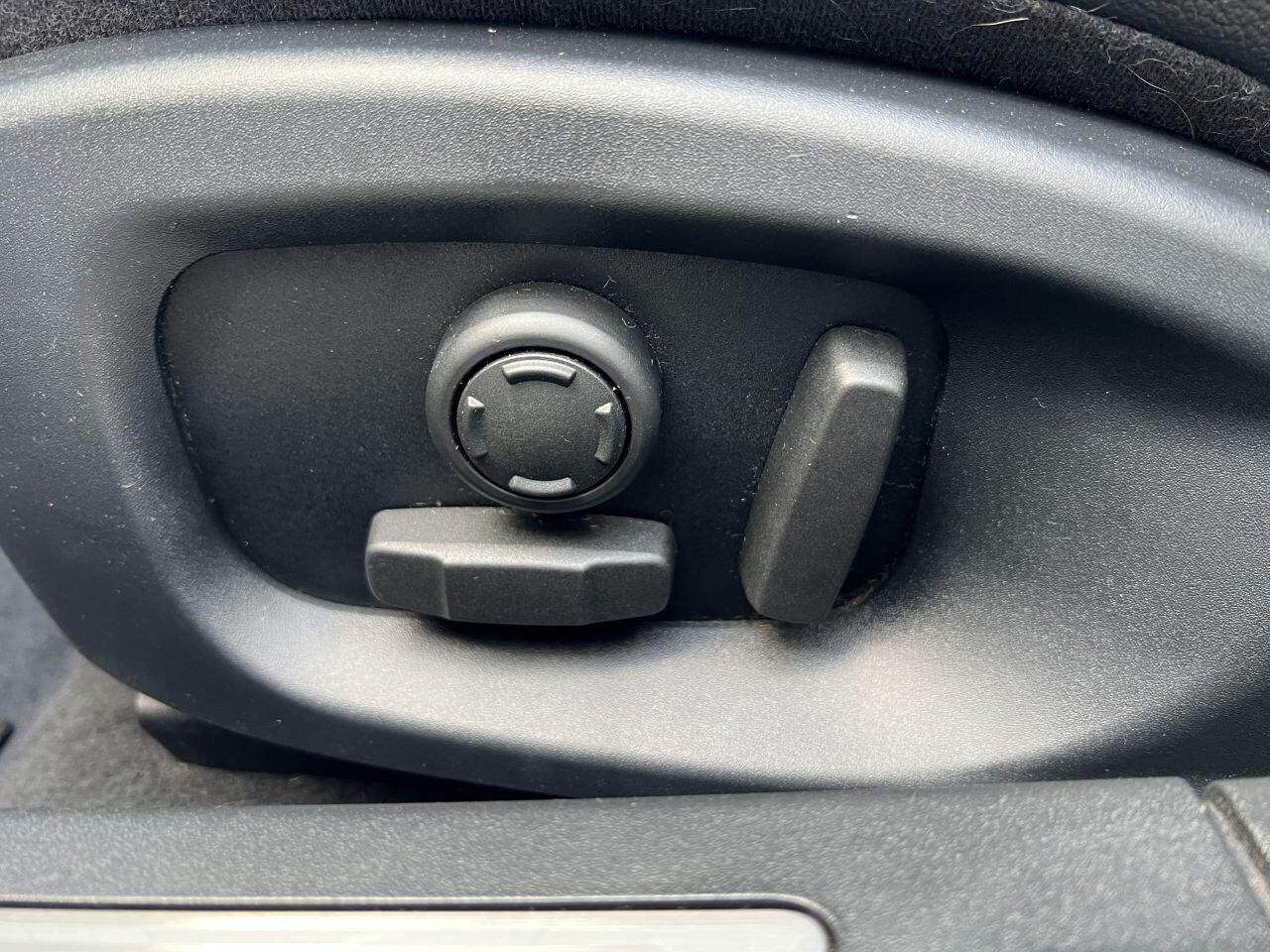 Jaguar XF view 25