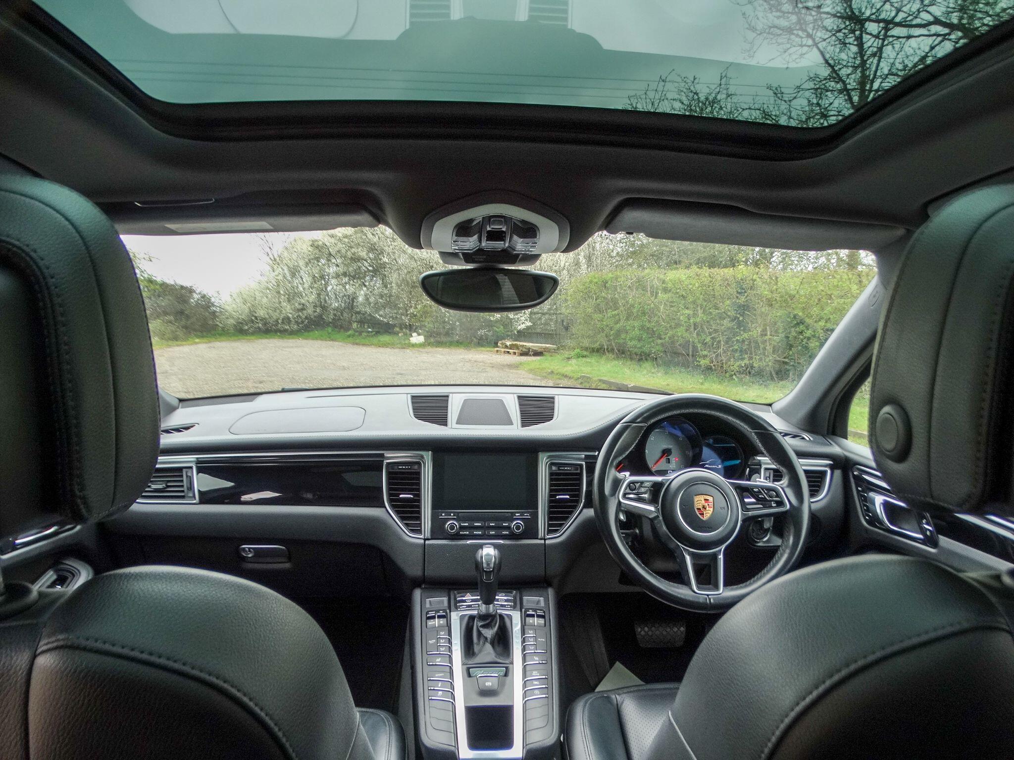Porsche Macan view 18