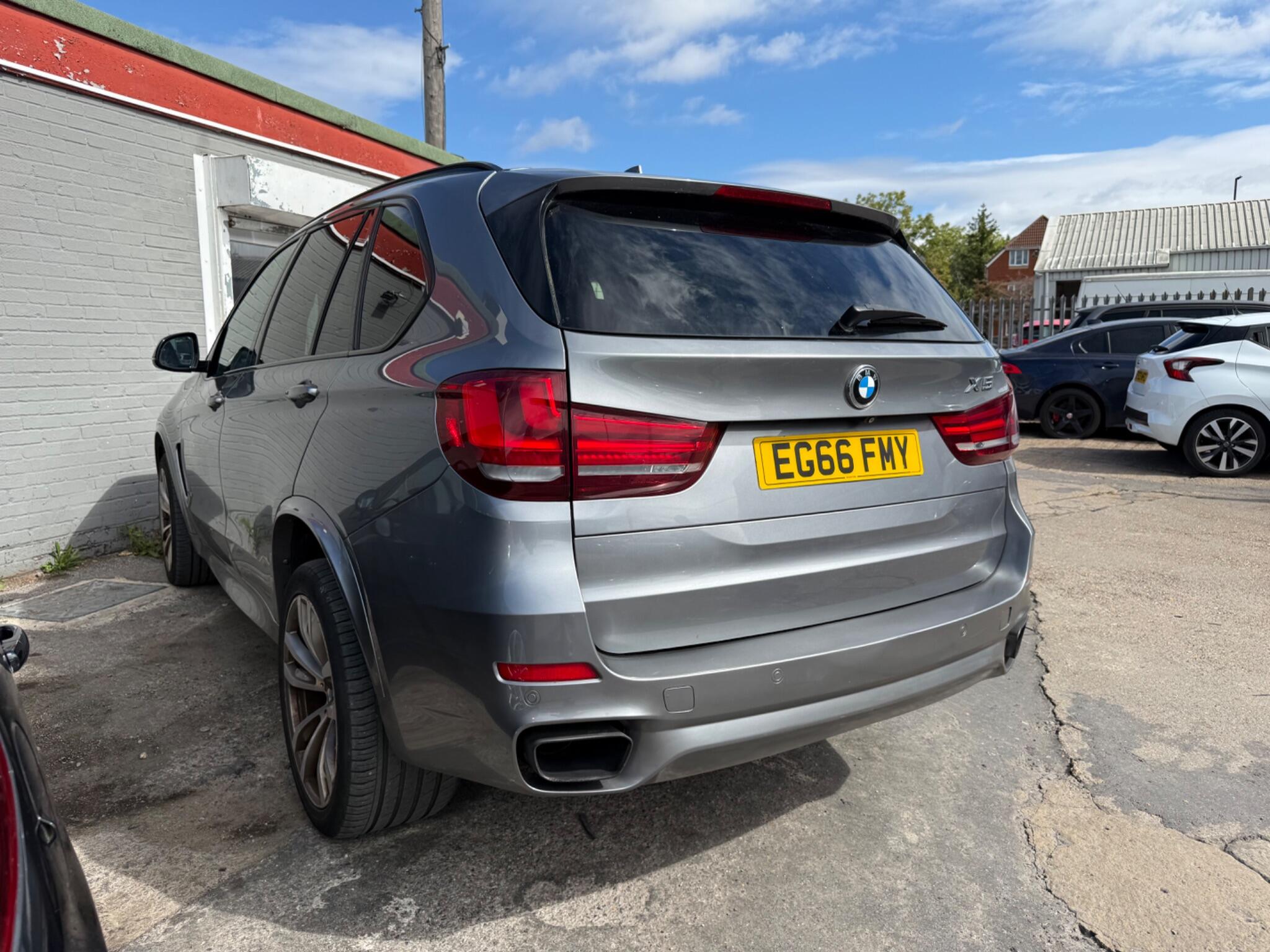 BMW X5 view 4