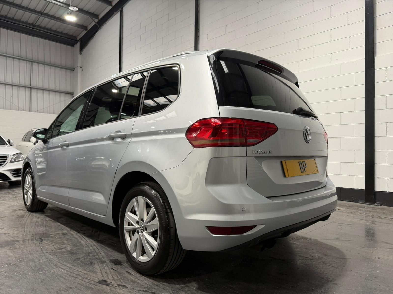 Volkswagen Touran view 8
