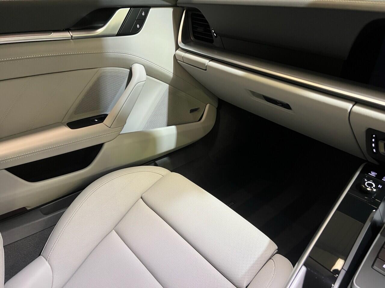 Porsche 911 view 15
