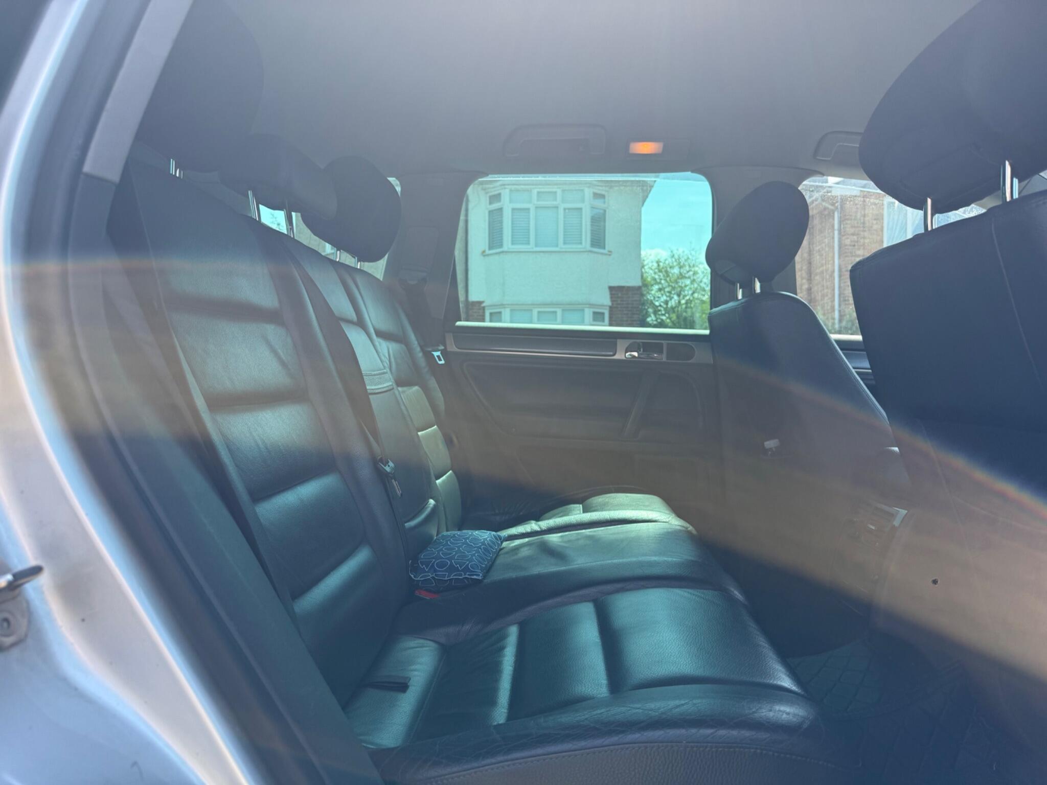 Volkswagen Touareg view 10
