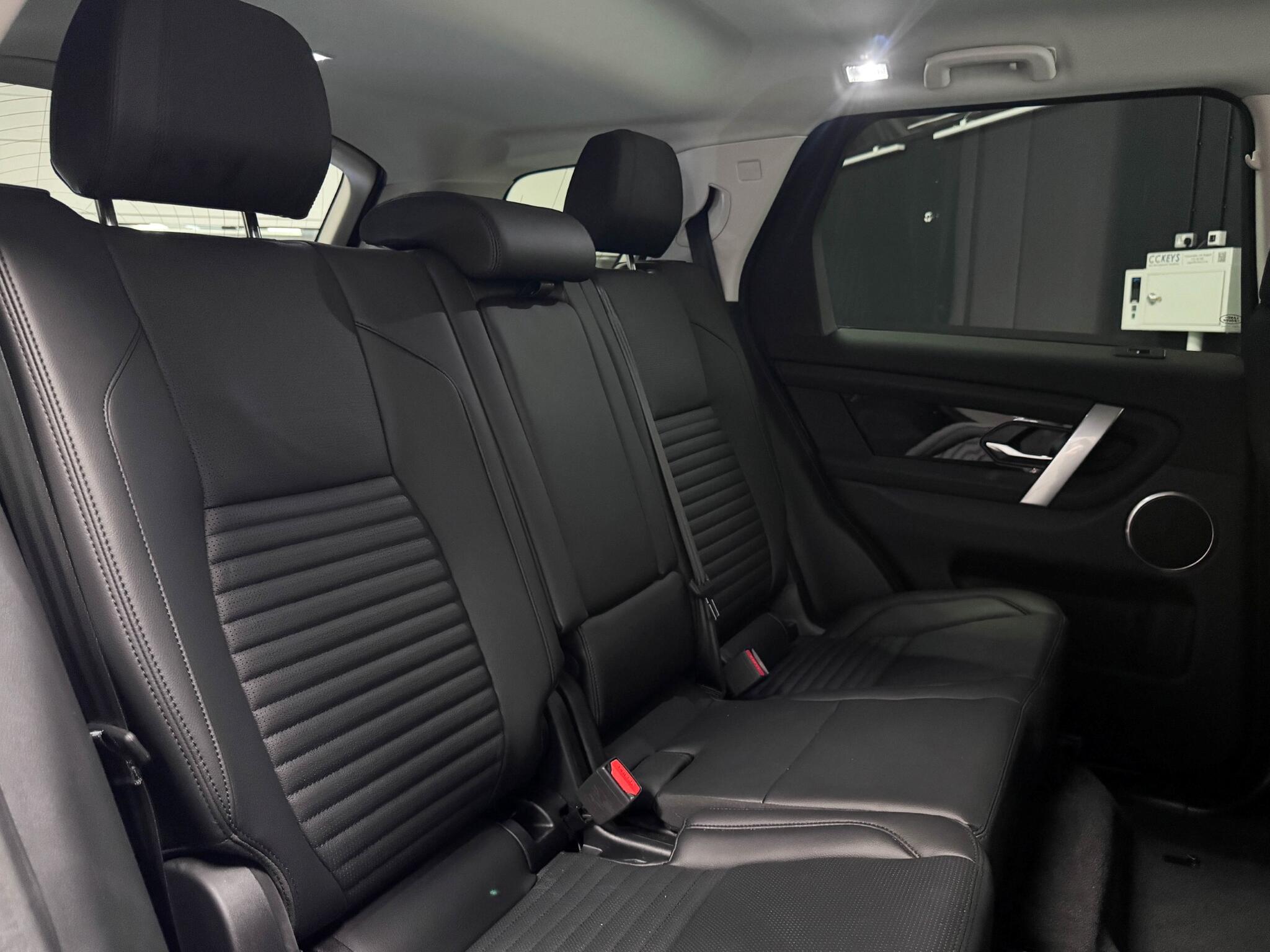 Land Rover Discovery Sport view 31