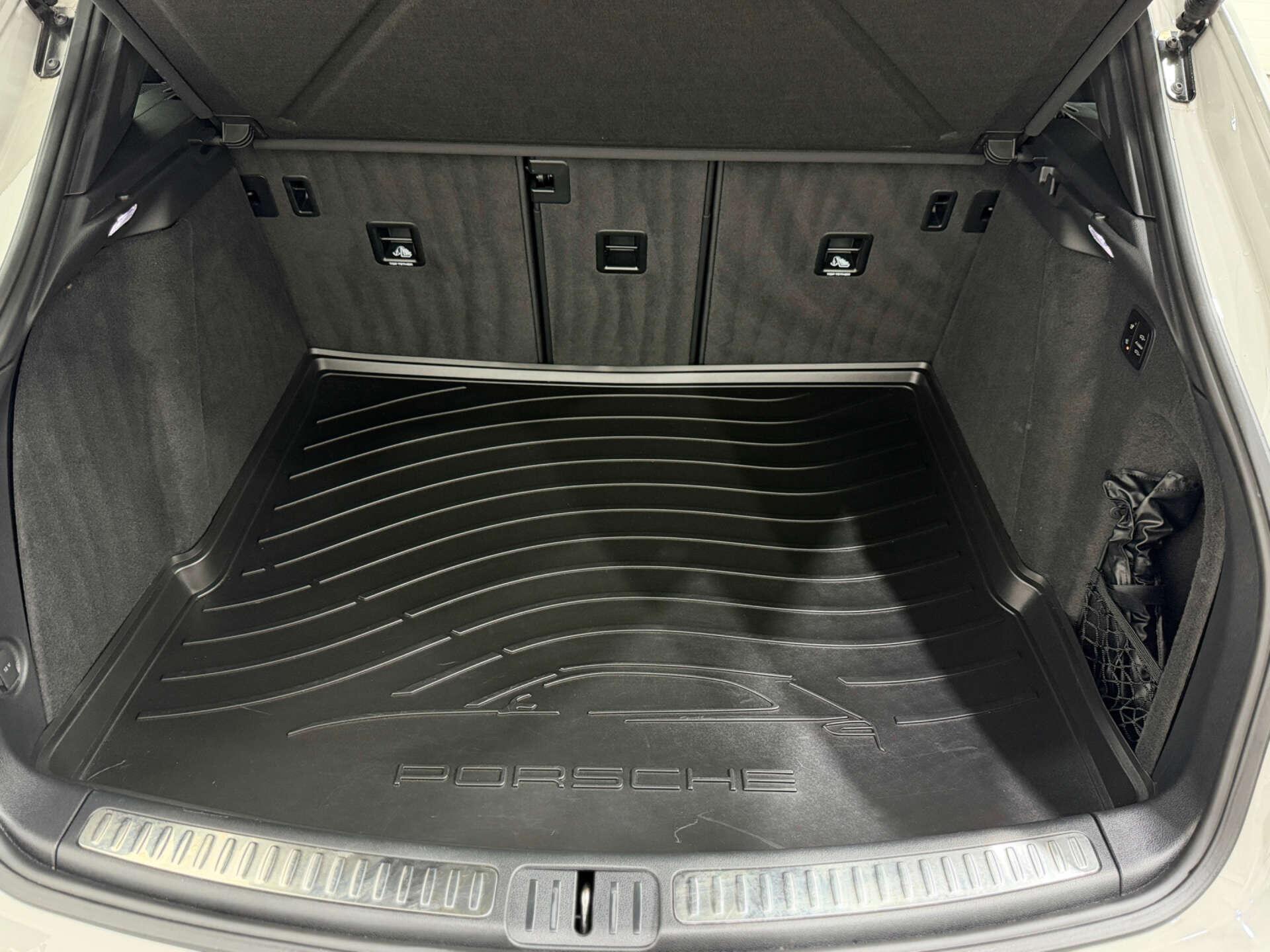 Porsche Macan view 30