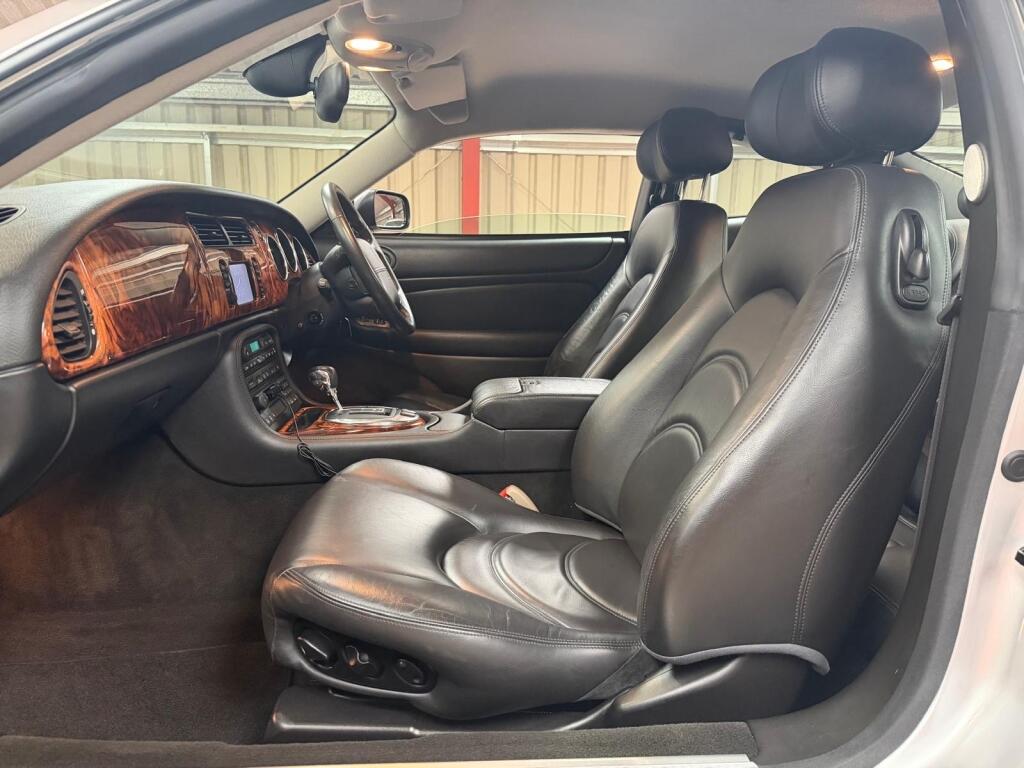 Jaguar XK8 view 11