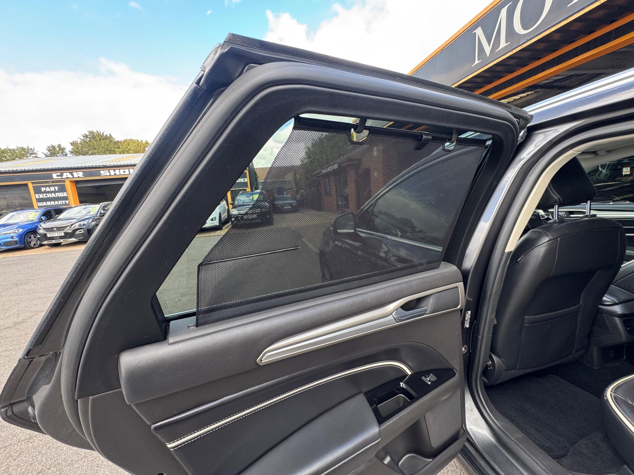 Ford Mondeo view 11