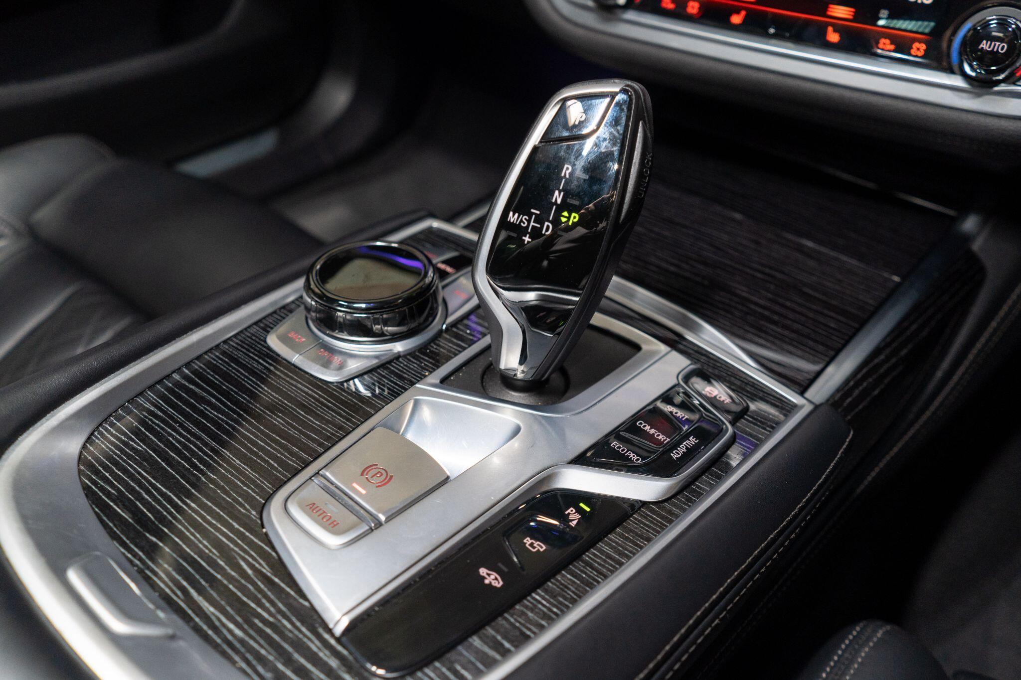 BMW 7 Series view 27