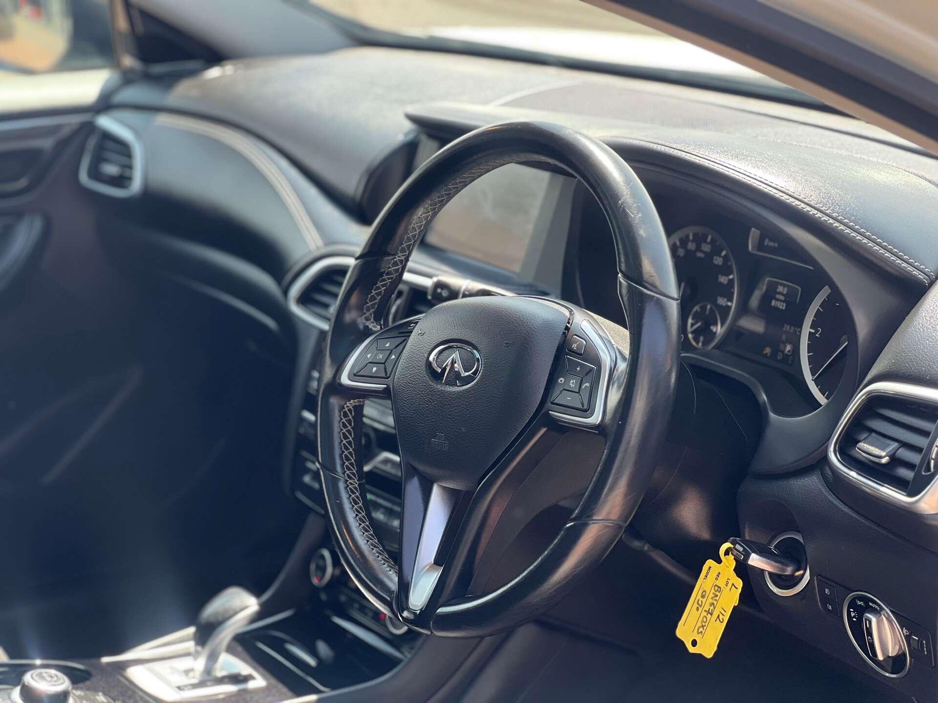 Infiniti Q30 view 22
