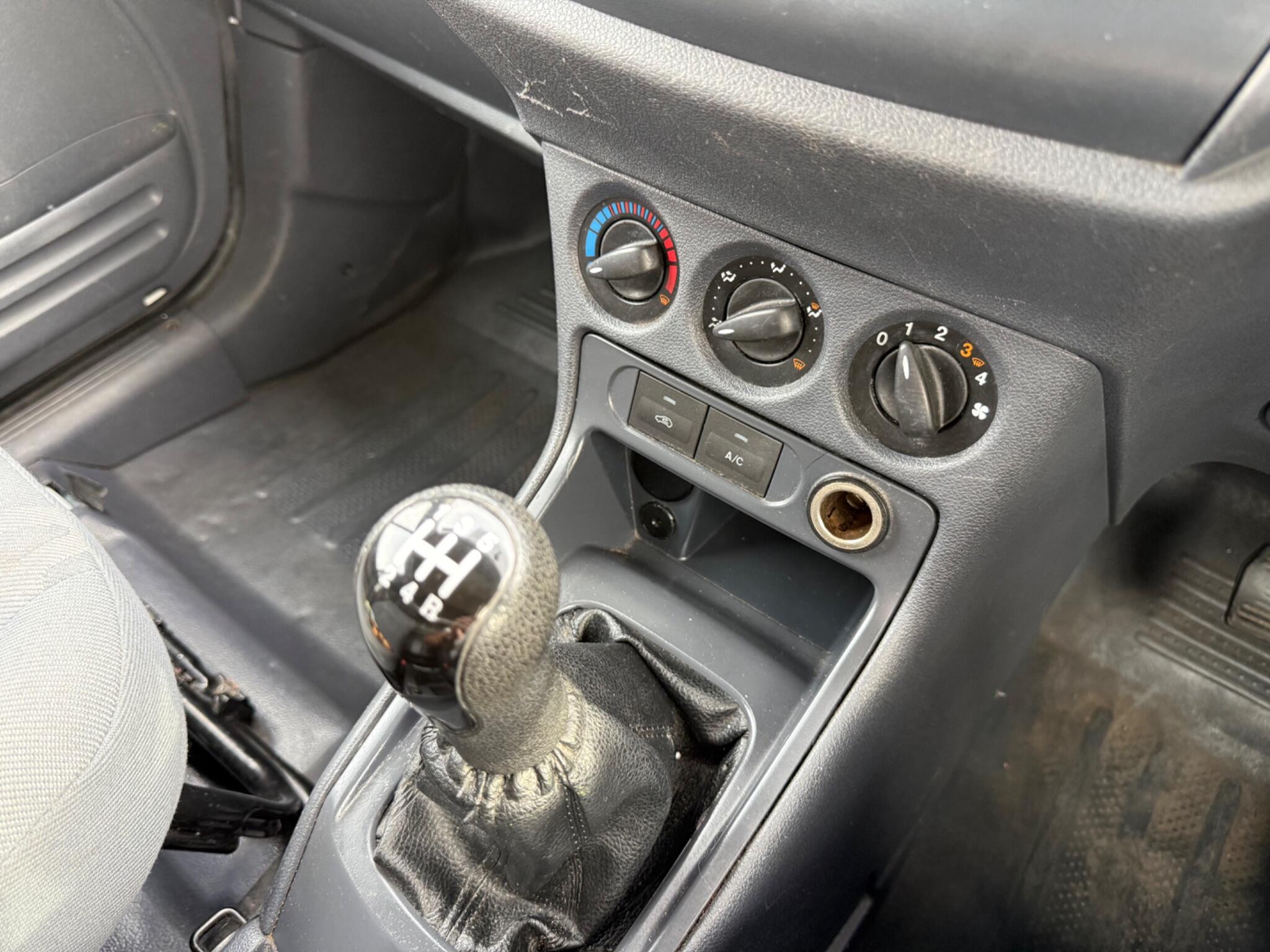 Ford Transit Connect 1.8 TDCi T200 L1 H1 4dr — photo 32 of 86