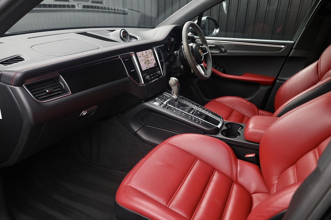 Porsche Macan view 3