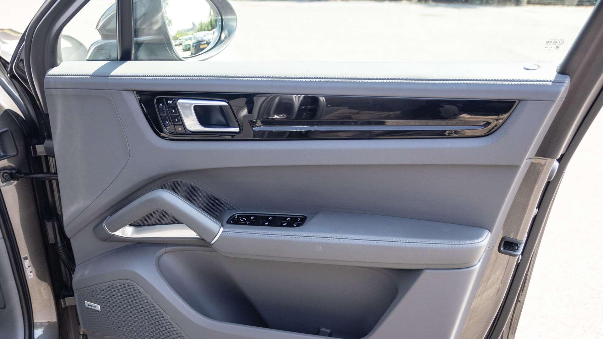 Porsche Cayenne view 31