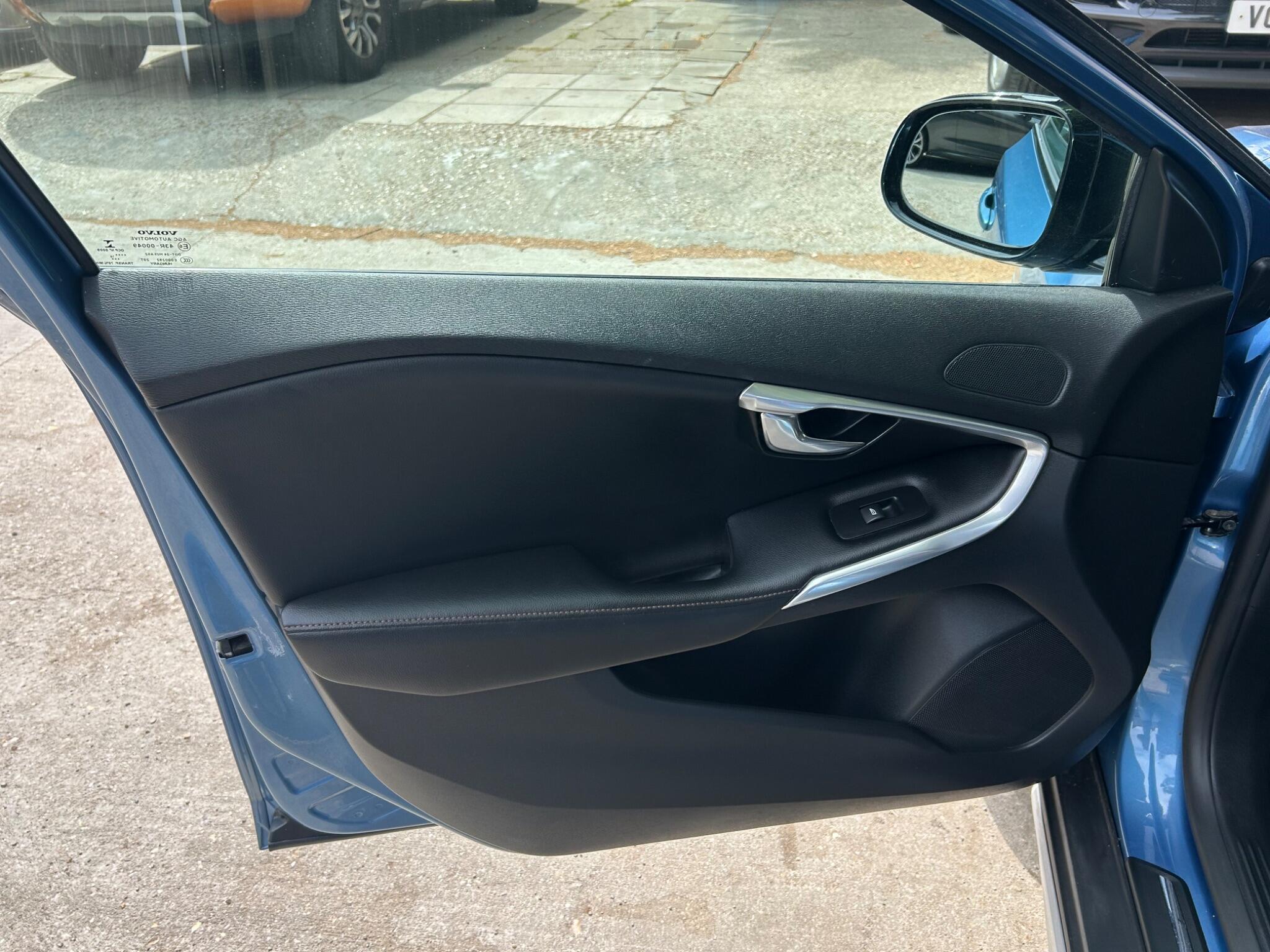 Volvo V40 Cross Country view 31