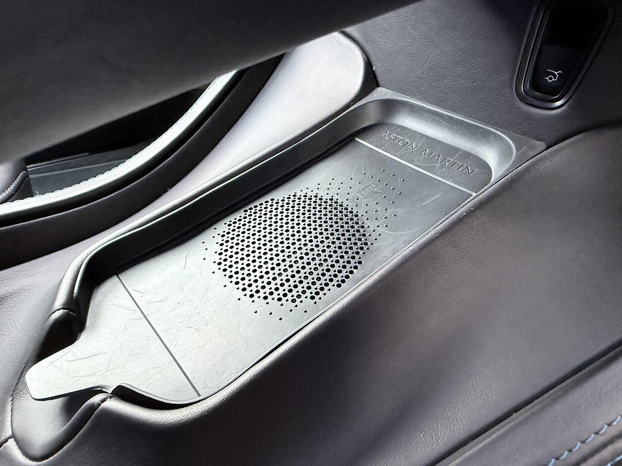 Aston Martin DBX view 31