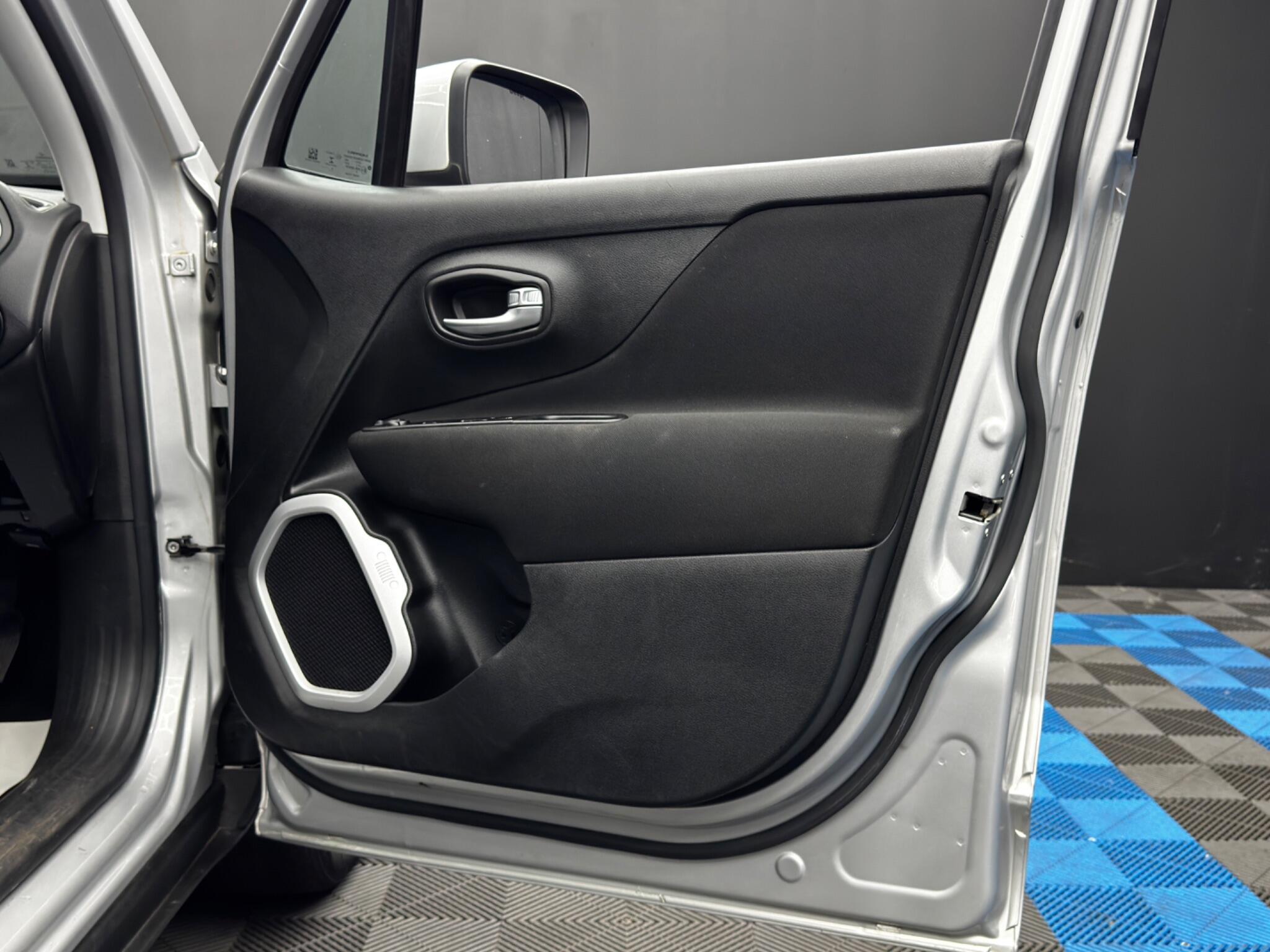 Jeep Renegade view 35