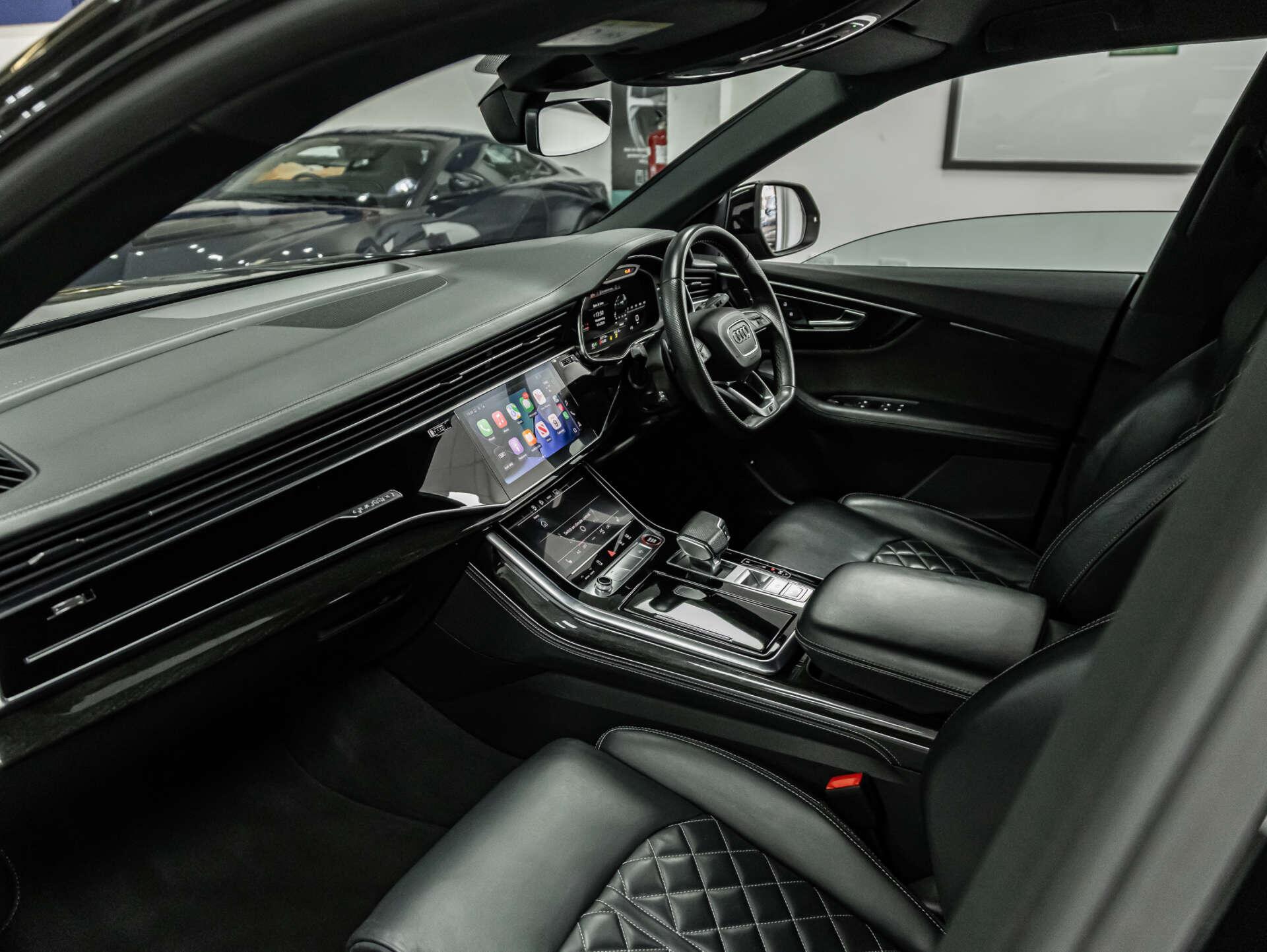 Audi SQ8 view 6