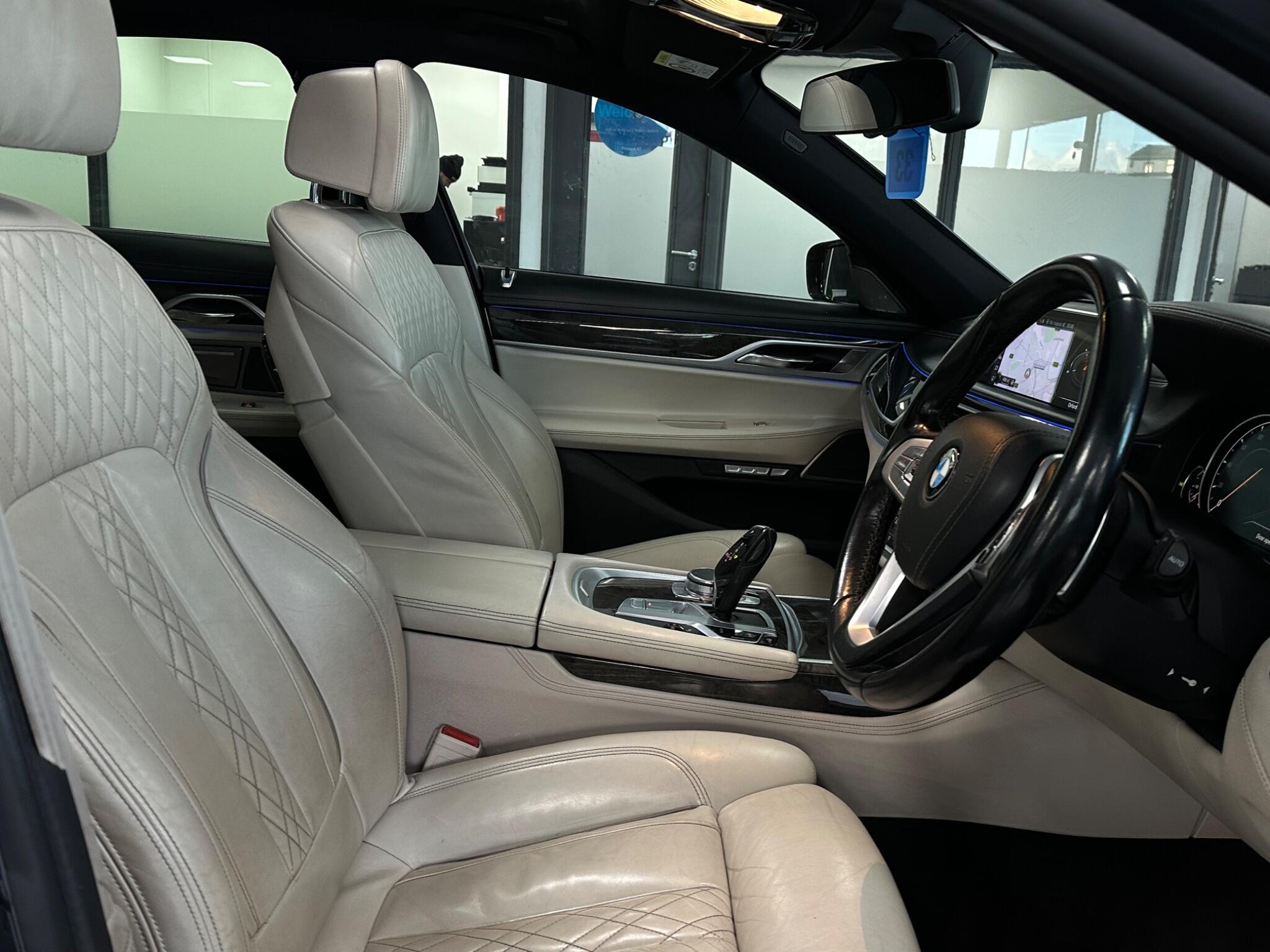 BMW 7 Series view 20