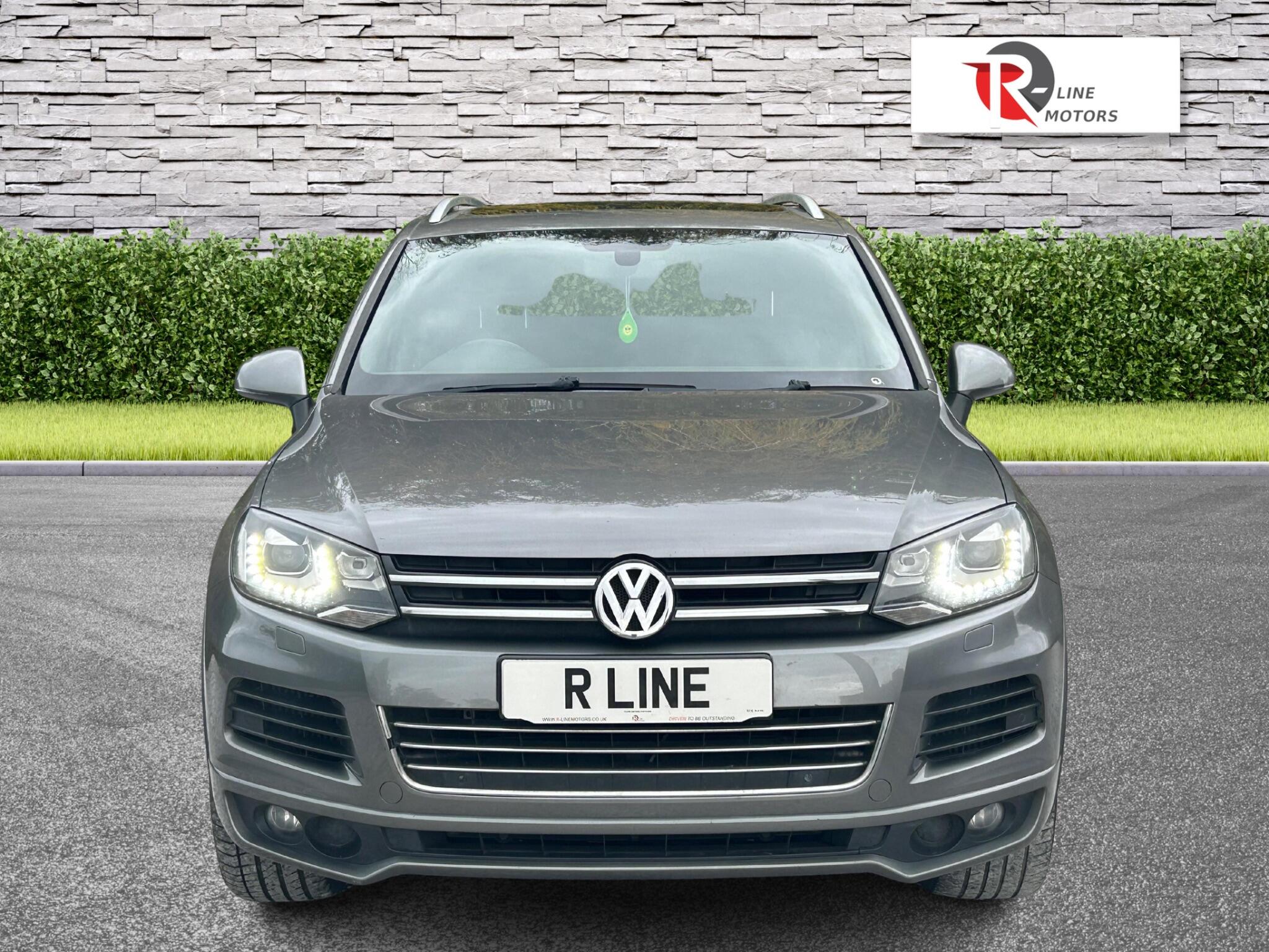 Volkswagen Touareg view 4