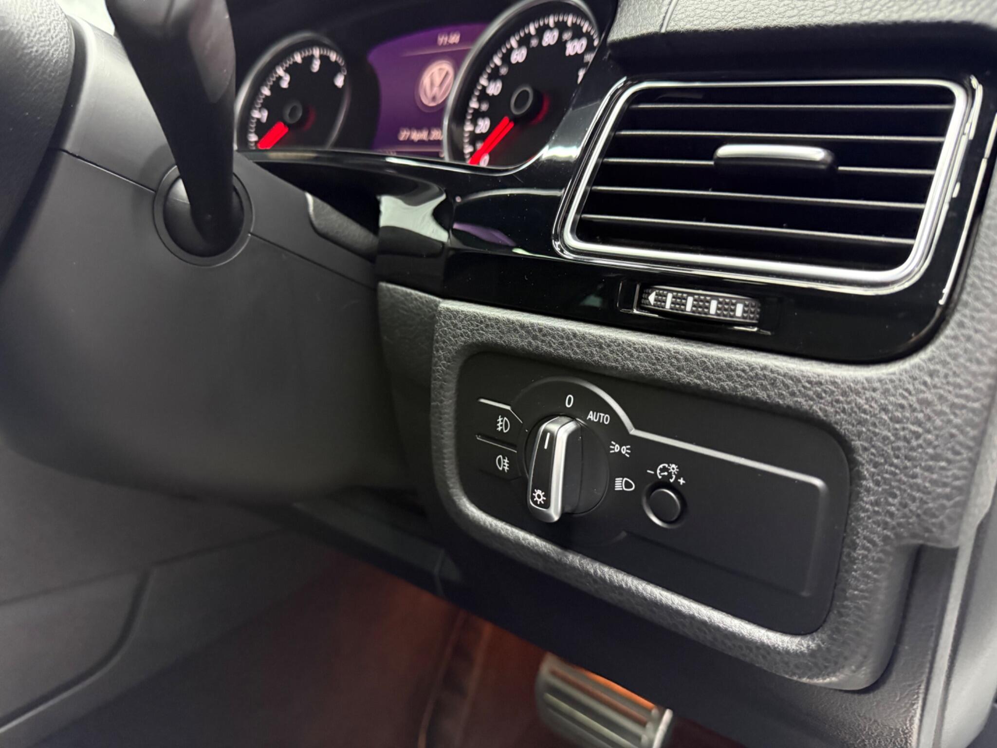 Volkswagen Touareg view 21