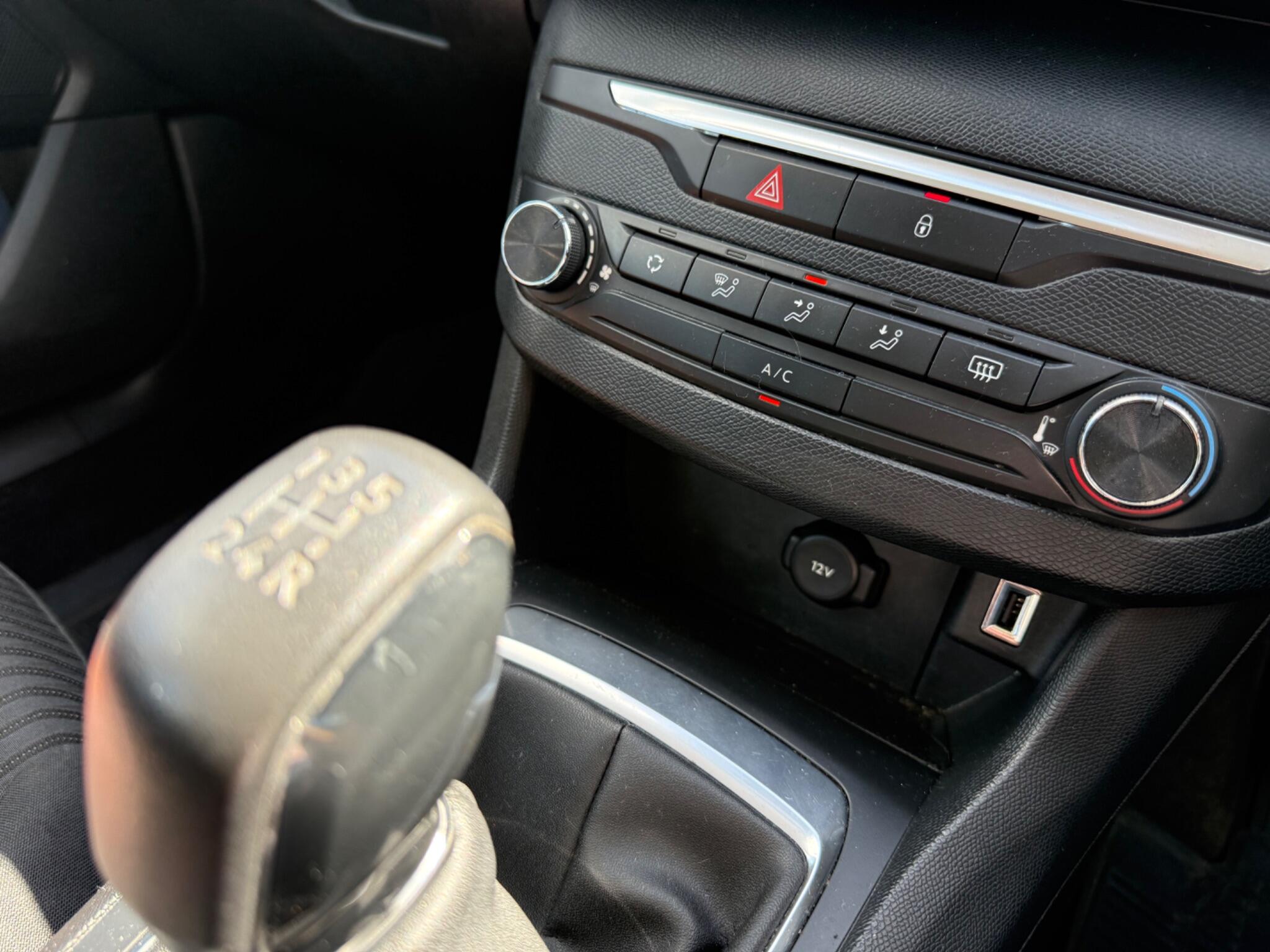 Peugeot 308 1.2 PureTech Access Euro 6 (s/s) 5dr — photo 41 of 100