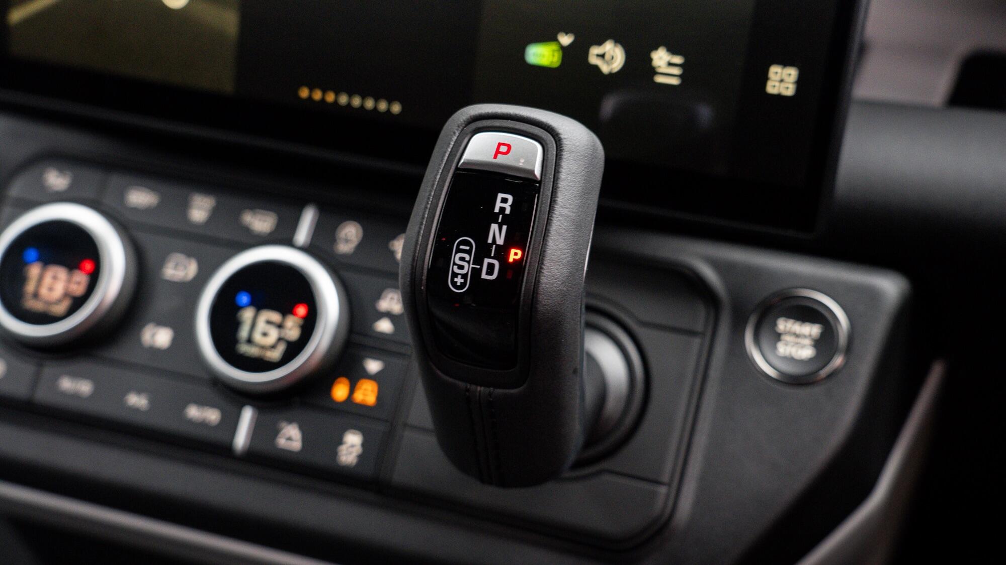 Land Rover Defender 110 view 14