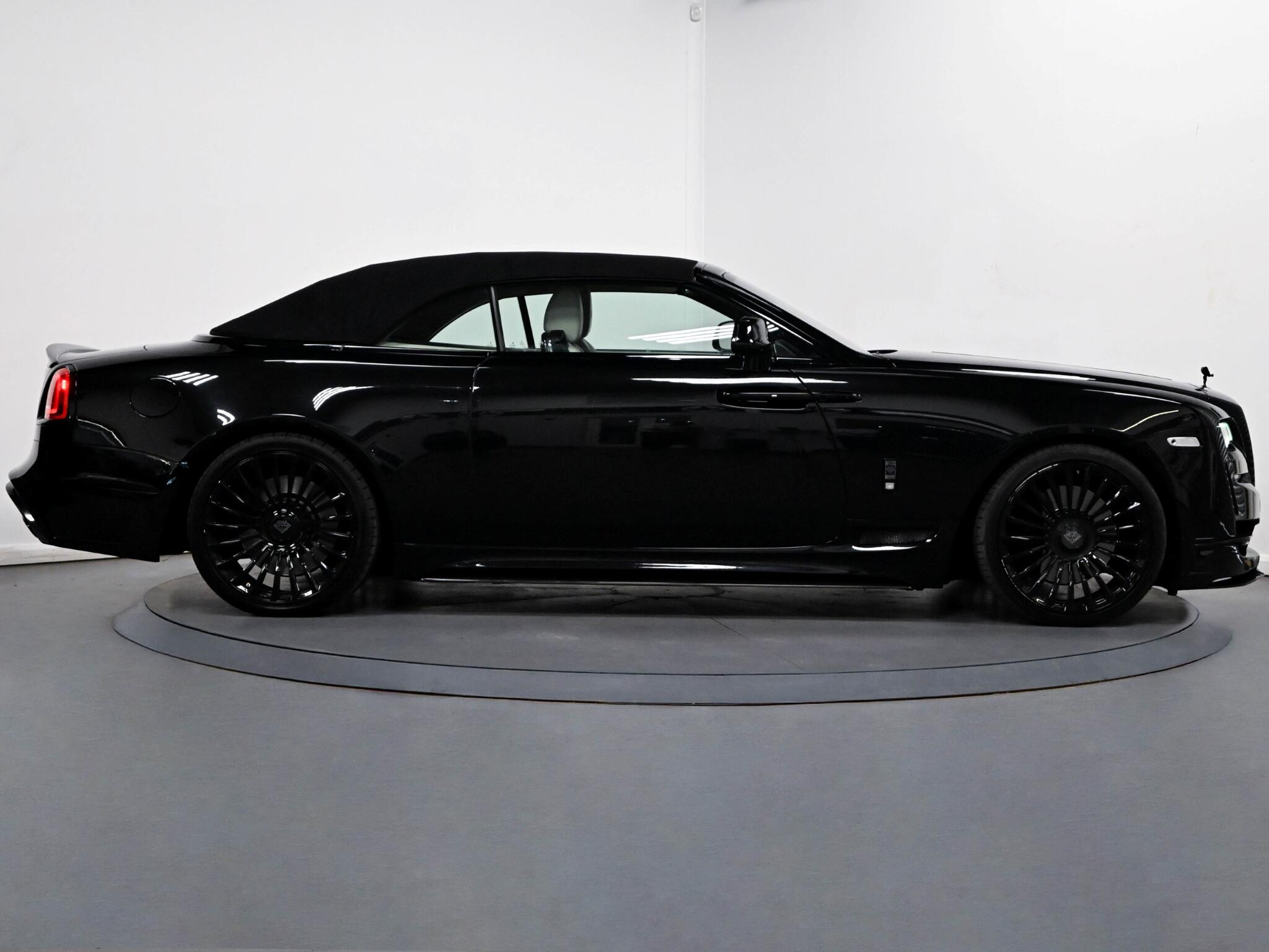 Rolls-Royce Dawn view 32