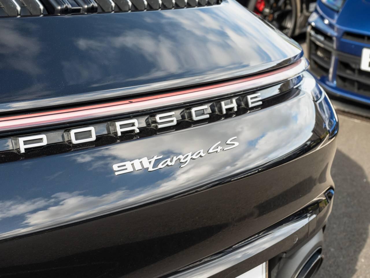 Porsche 911 view 10