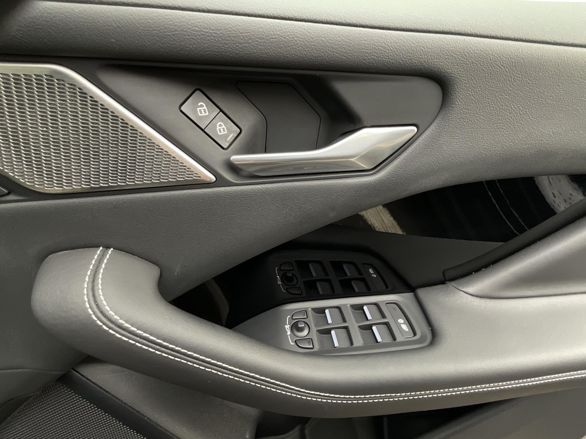 Jaguar I-Pace view 33