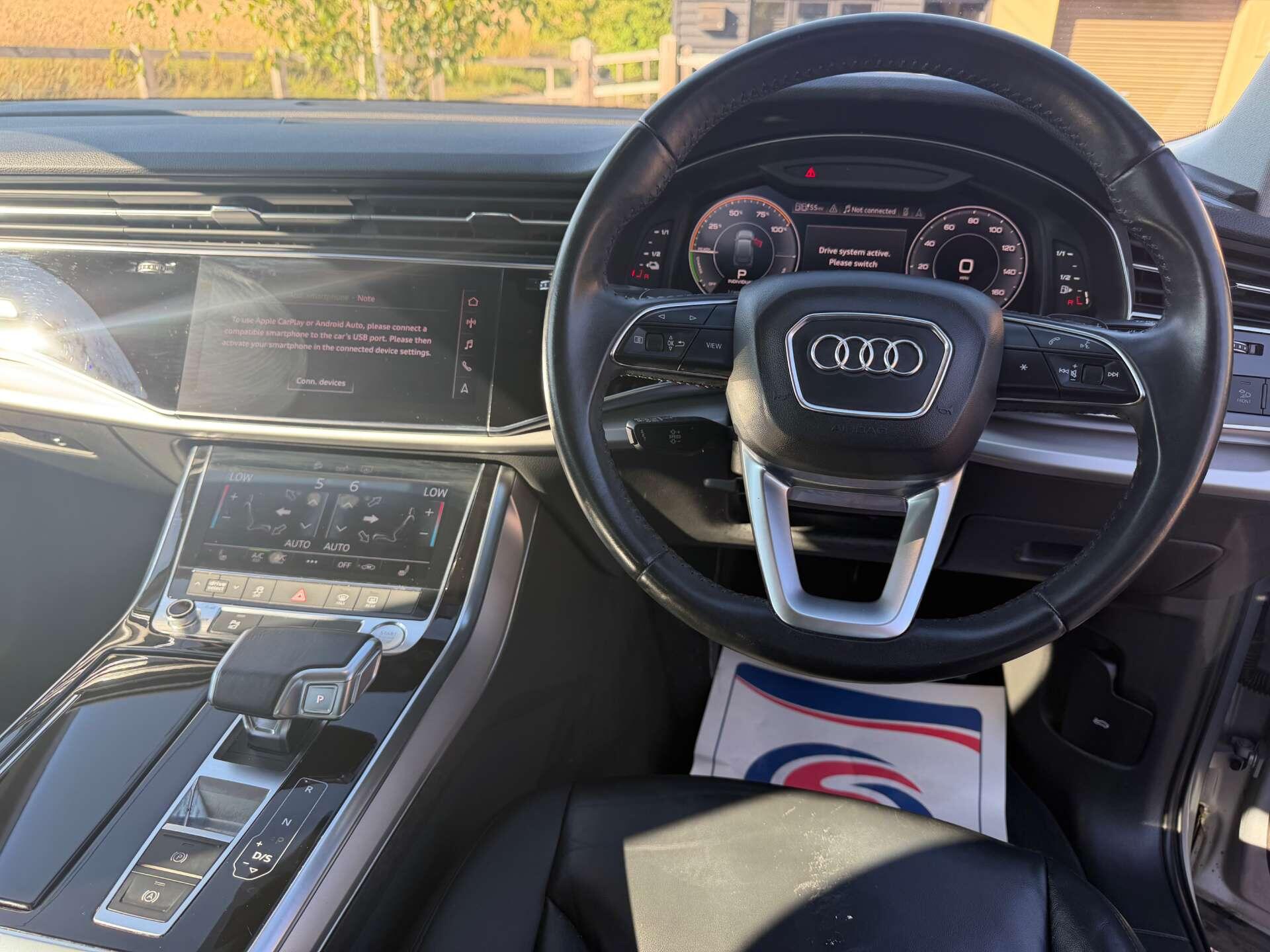 Audi Q7 view 17