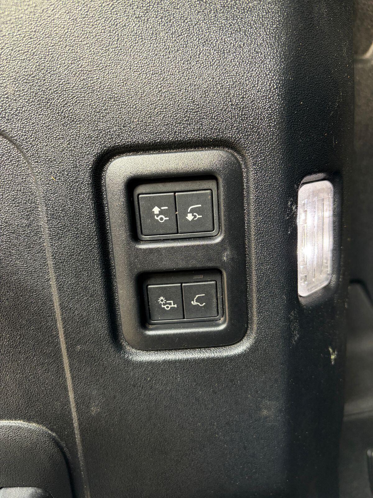 Land Rover Defender view 65