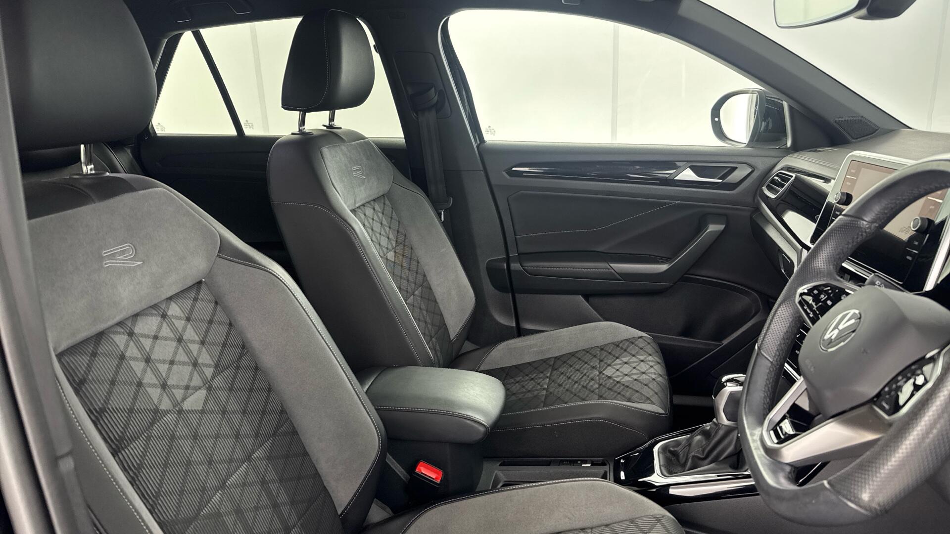 Volkswagen T-Roc view 16