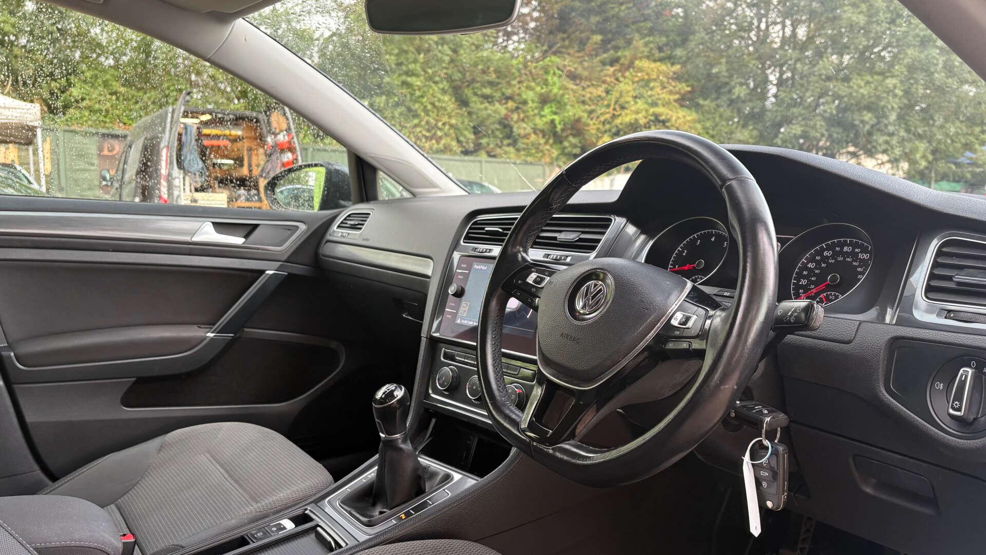 Volkswagen Golf view 6