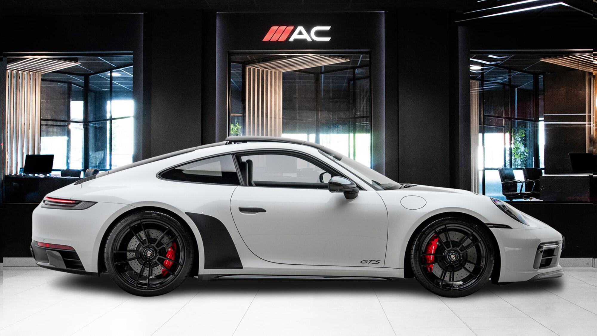 Porsche 911 view 3