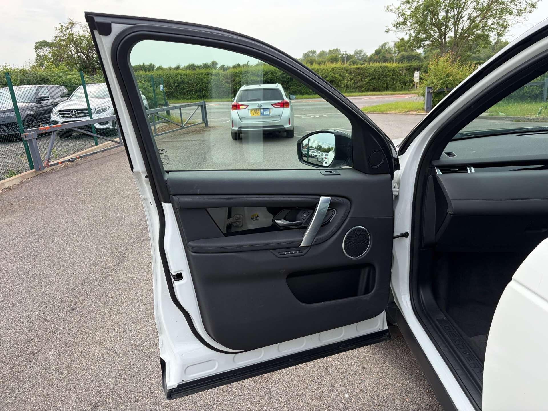Land Rover Discovery Sport view 14
