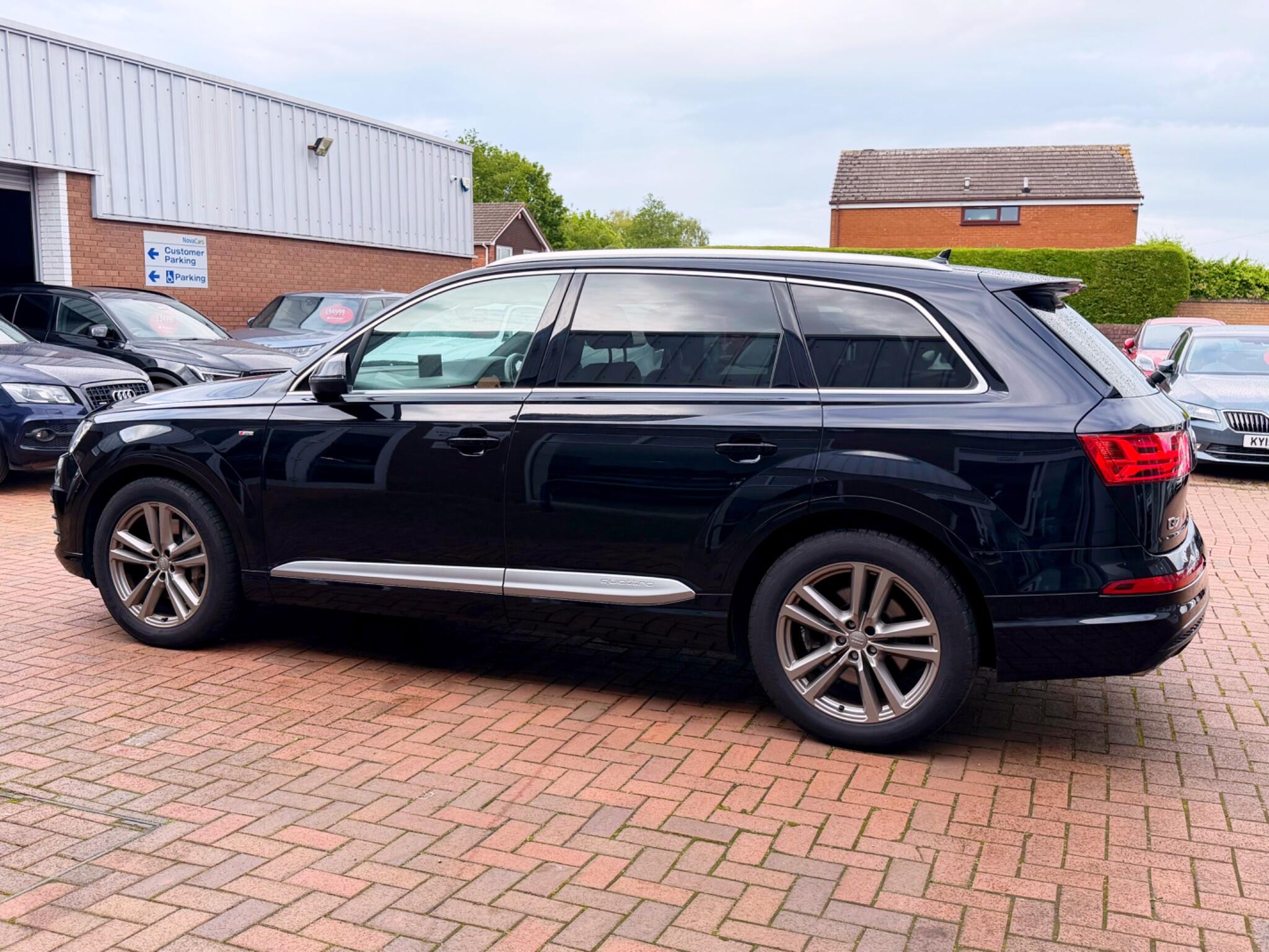 Audi Q7 view 31