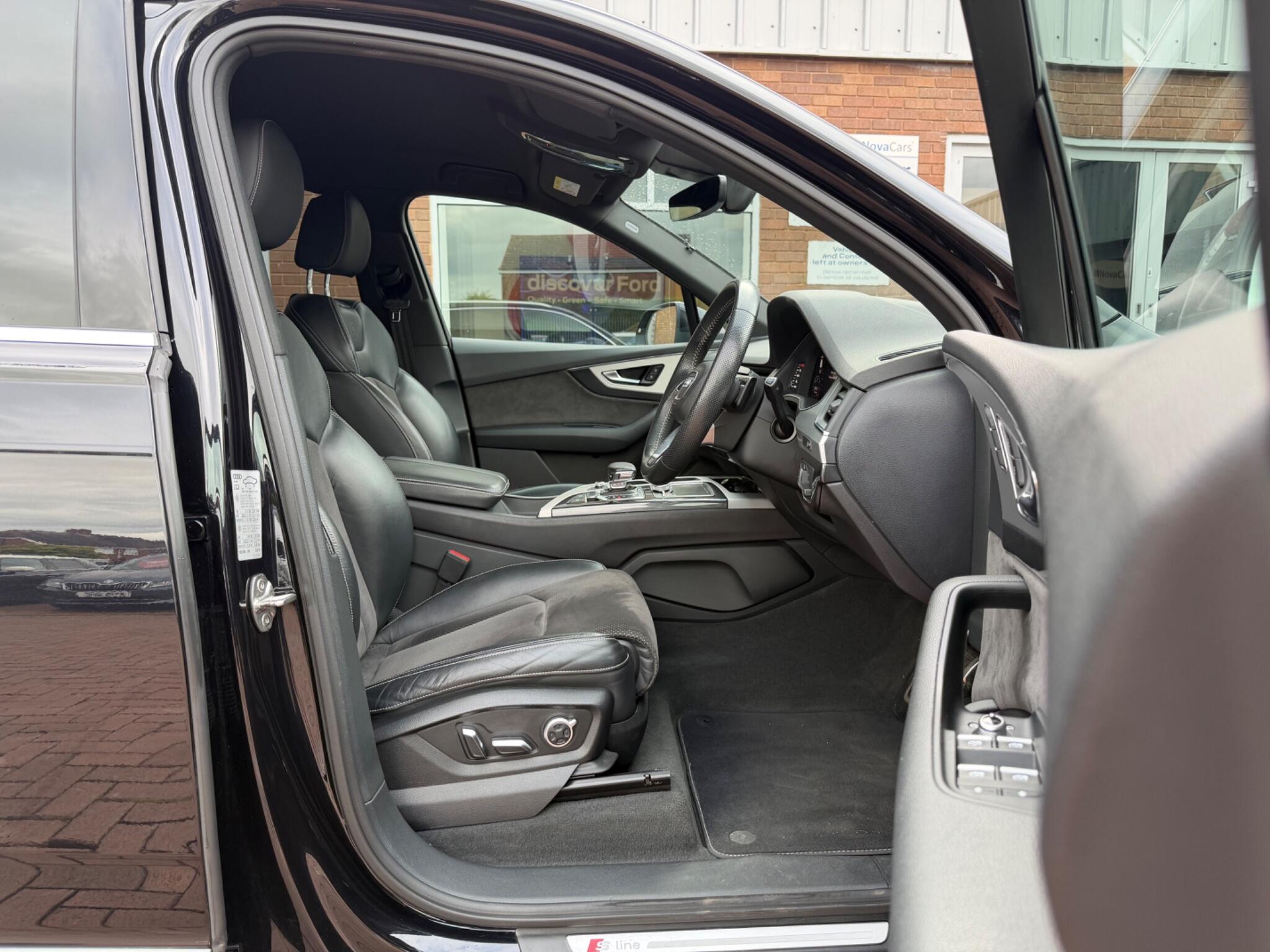 Audi Q7 view 6