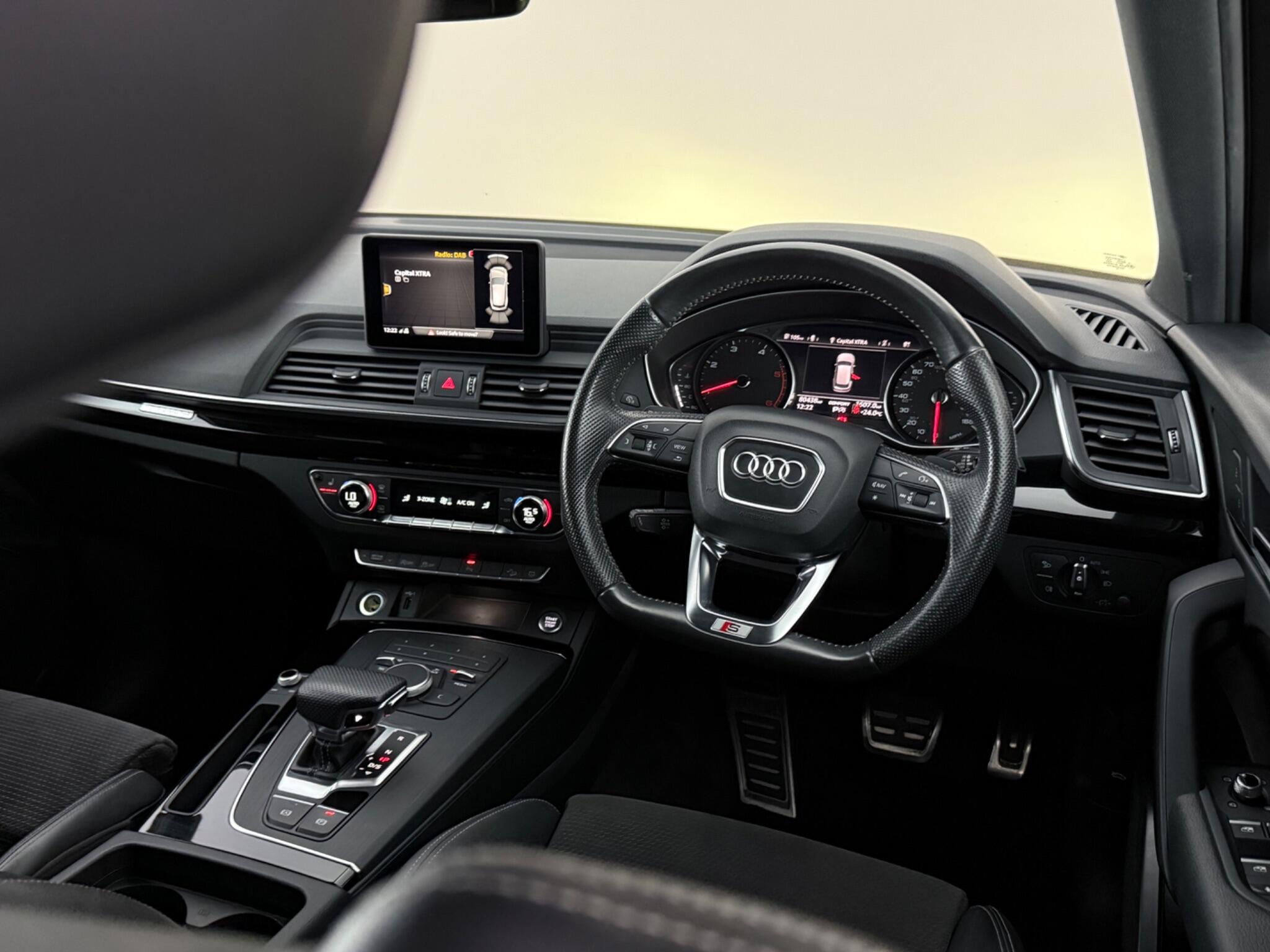 Audi Q5 view 12
