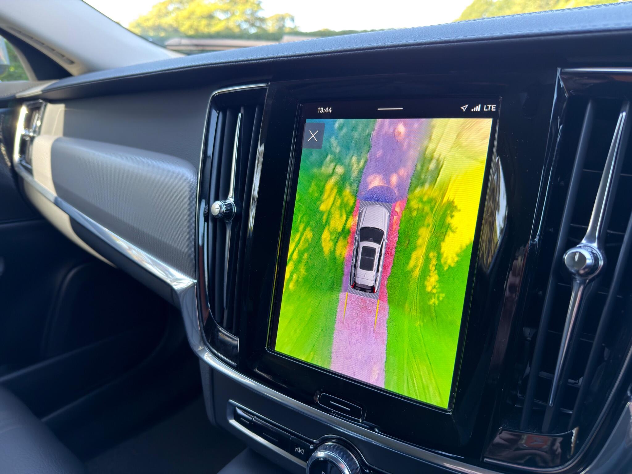 Volvo V90 Cross Country view 7