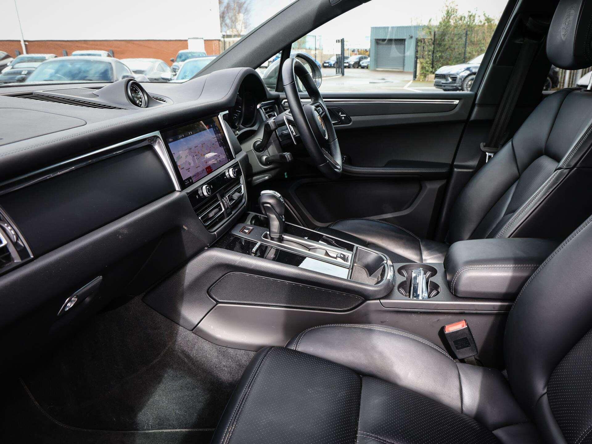 Porsche Macan view 11