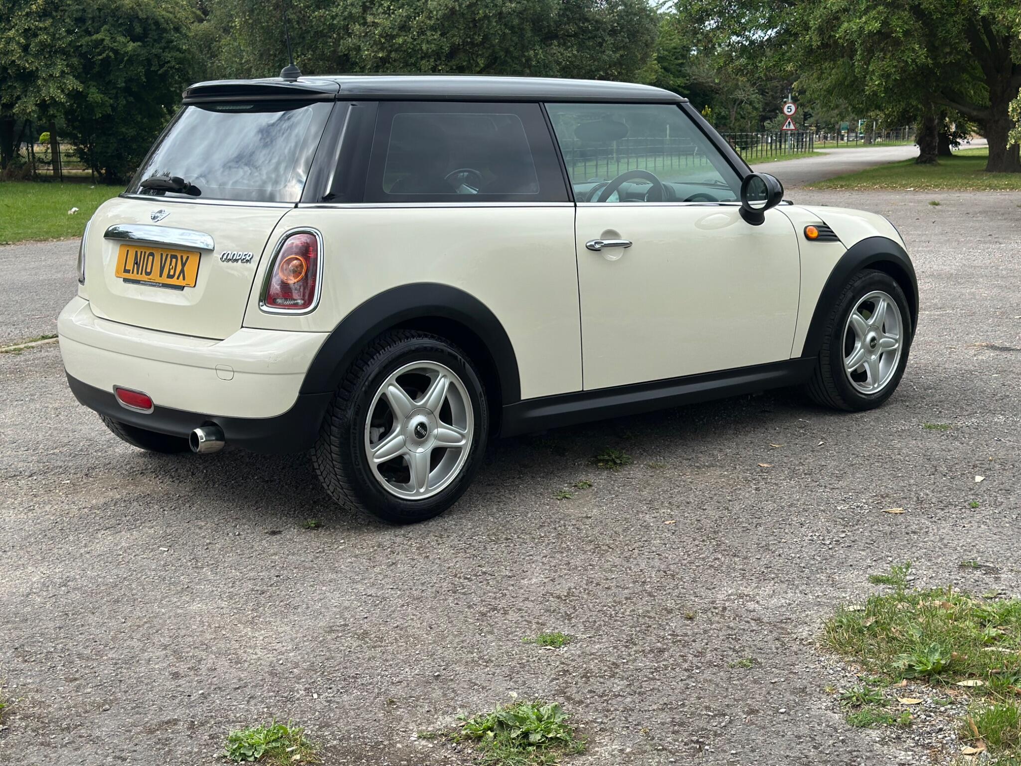 Mini Hatch view 27