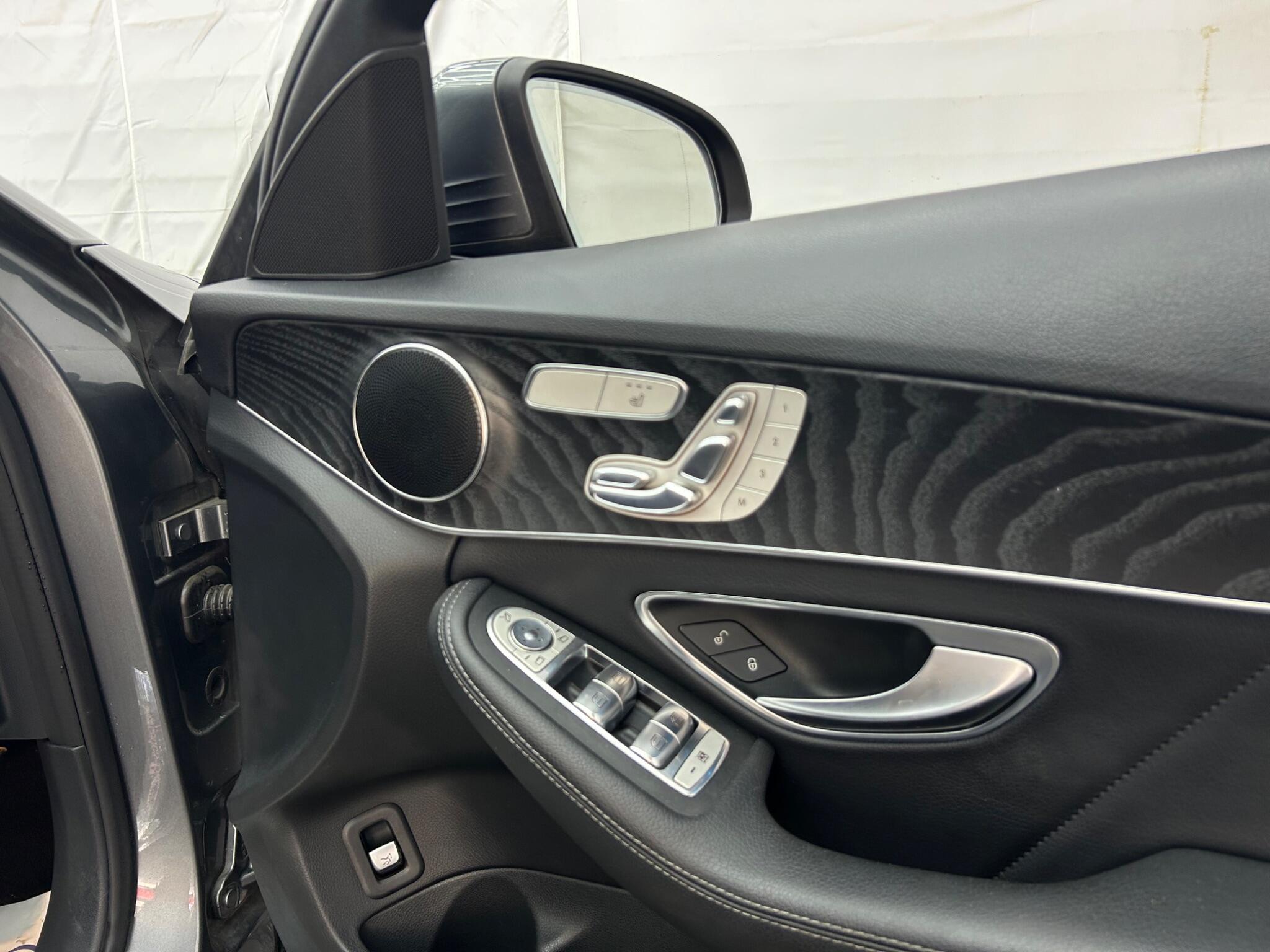 Mercedes-Benz C Class view 29