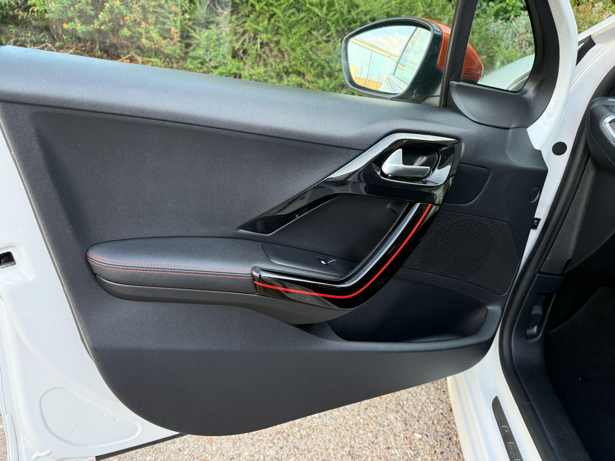 Peugeot 208 view 5
