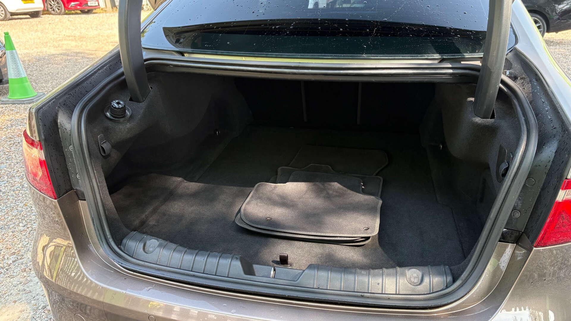 Jaguar XF view 41