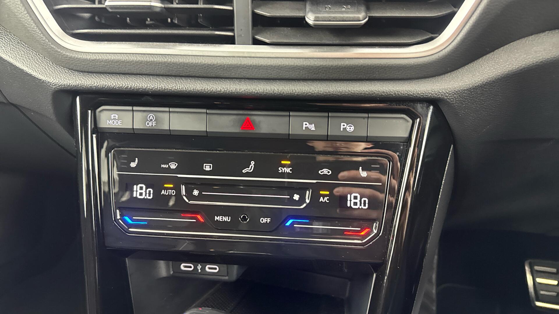 Volkswagen T-Roc view 35