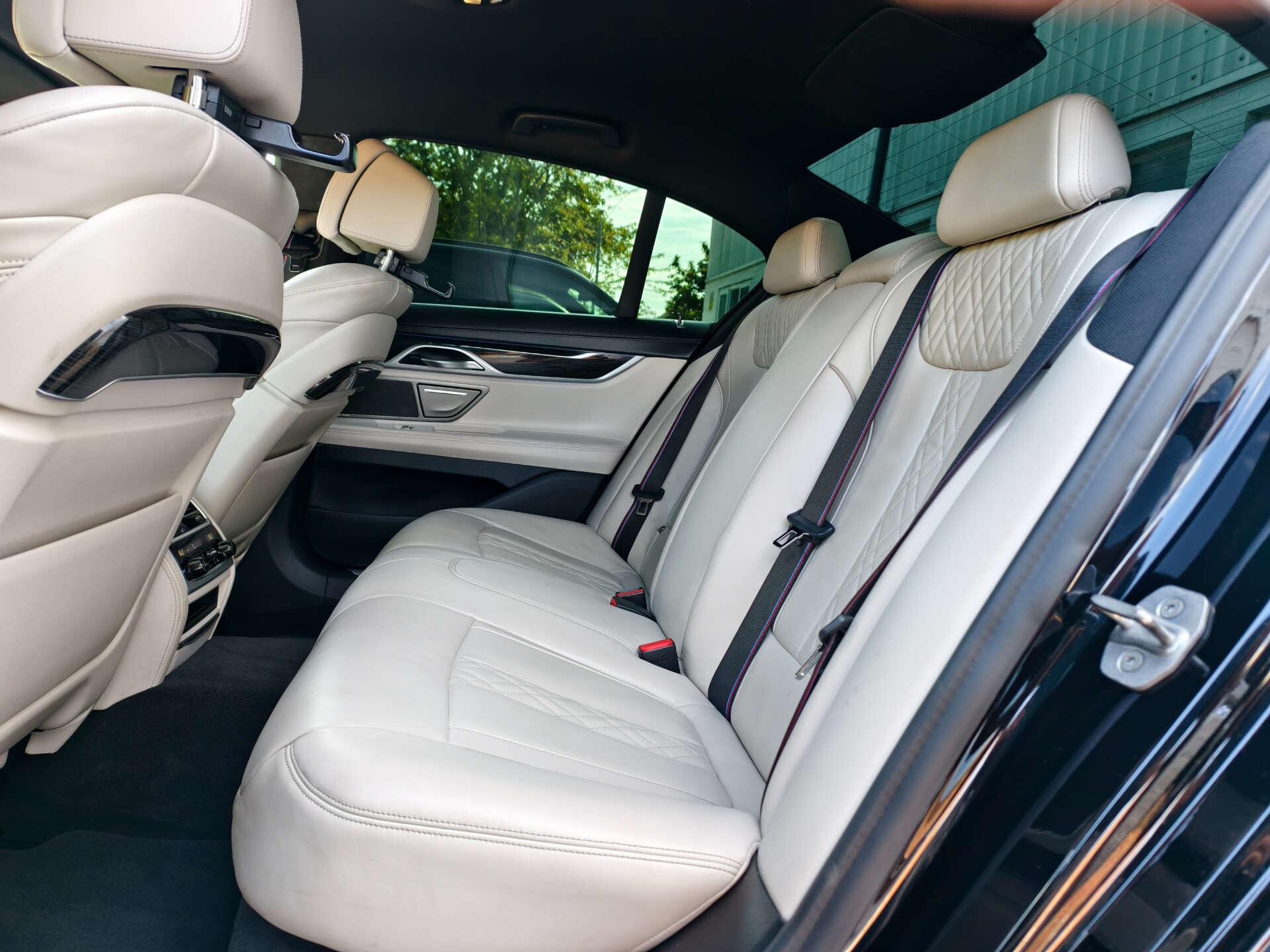BMW 7 Series view 18