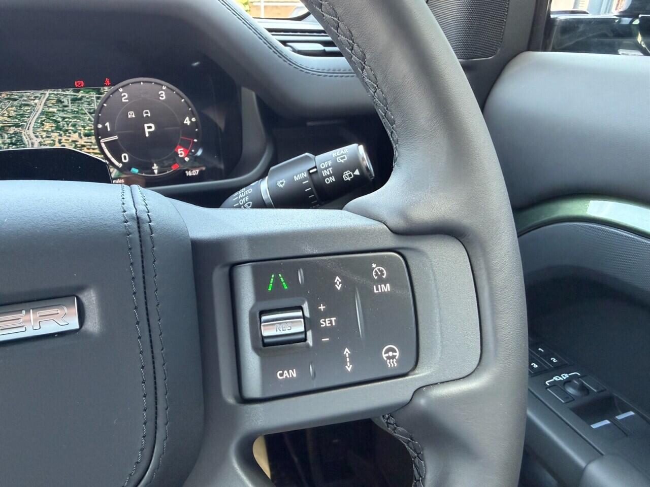 Land Rover Defender 110 view 40