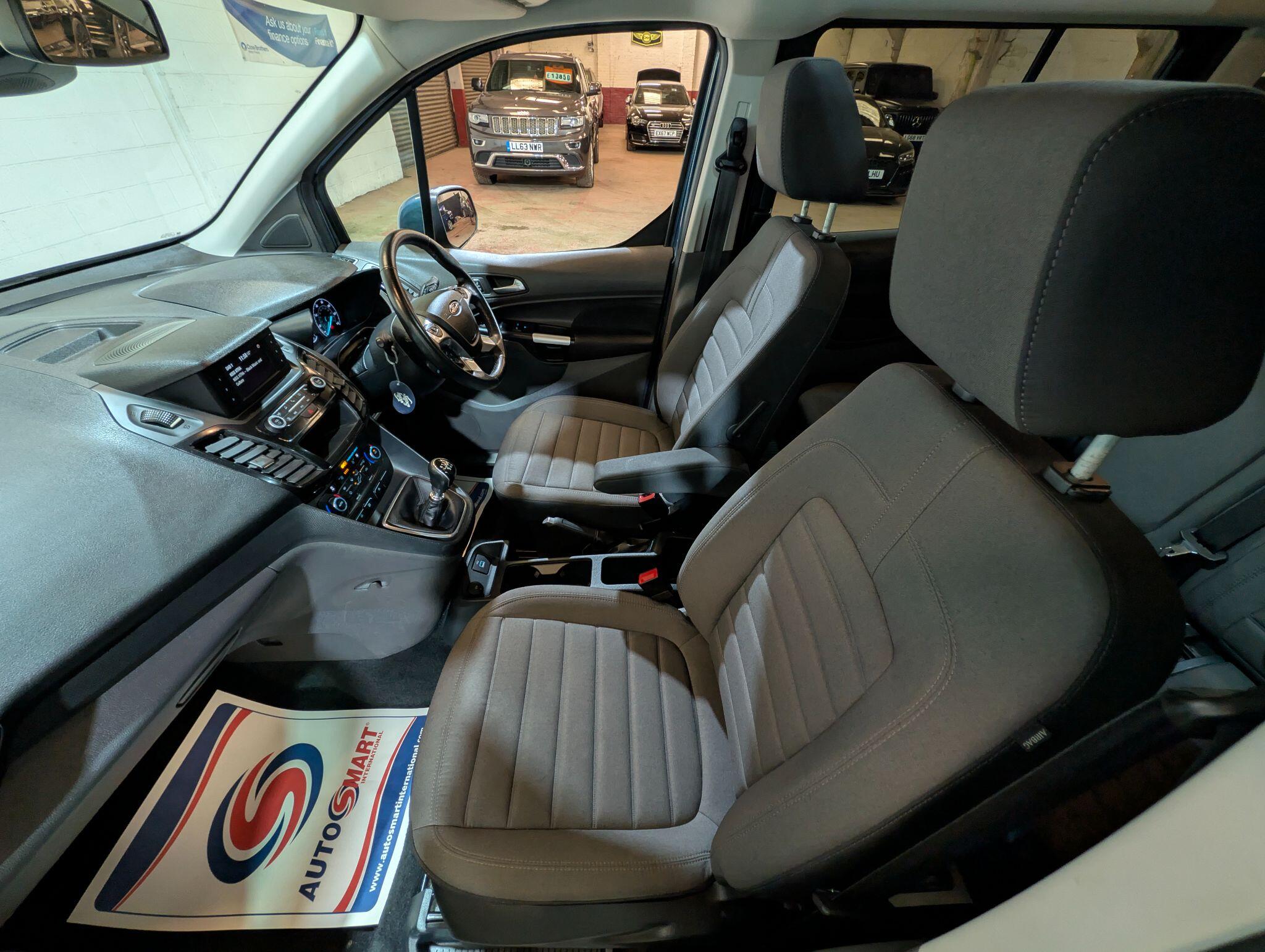 Ford Grand Tourneo Connect view 61